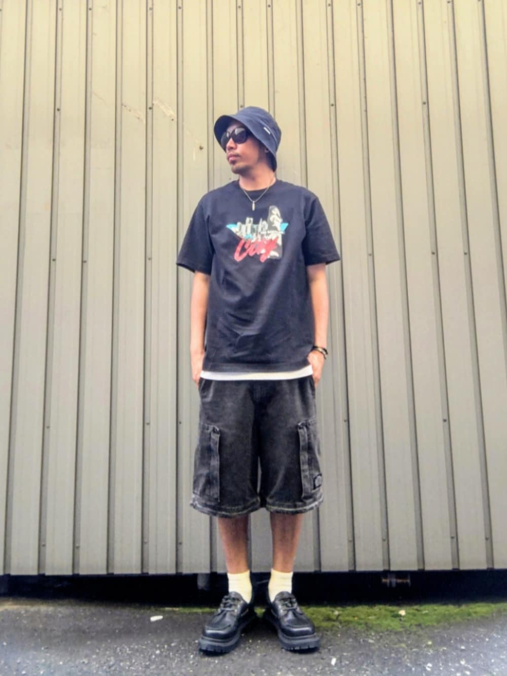 ブラック系のTシャツ/カットソー、ブラック系のその他パンツ、ブラック系のモカシン/デッキシューズを着用したメンズの夏コーディネートの1枚目の写真