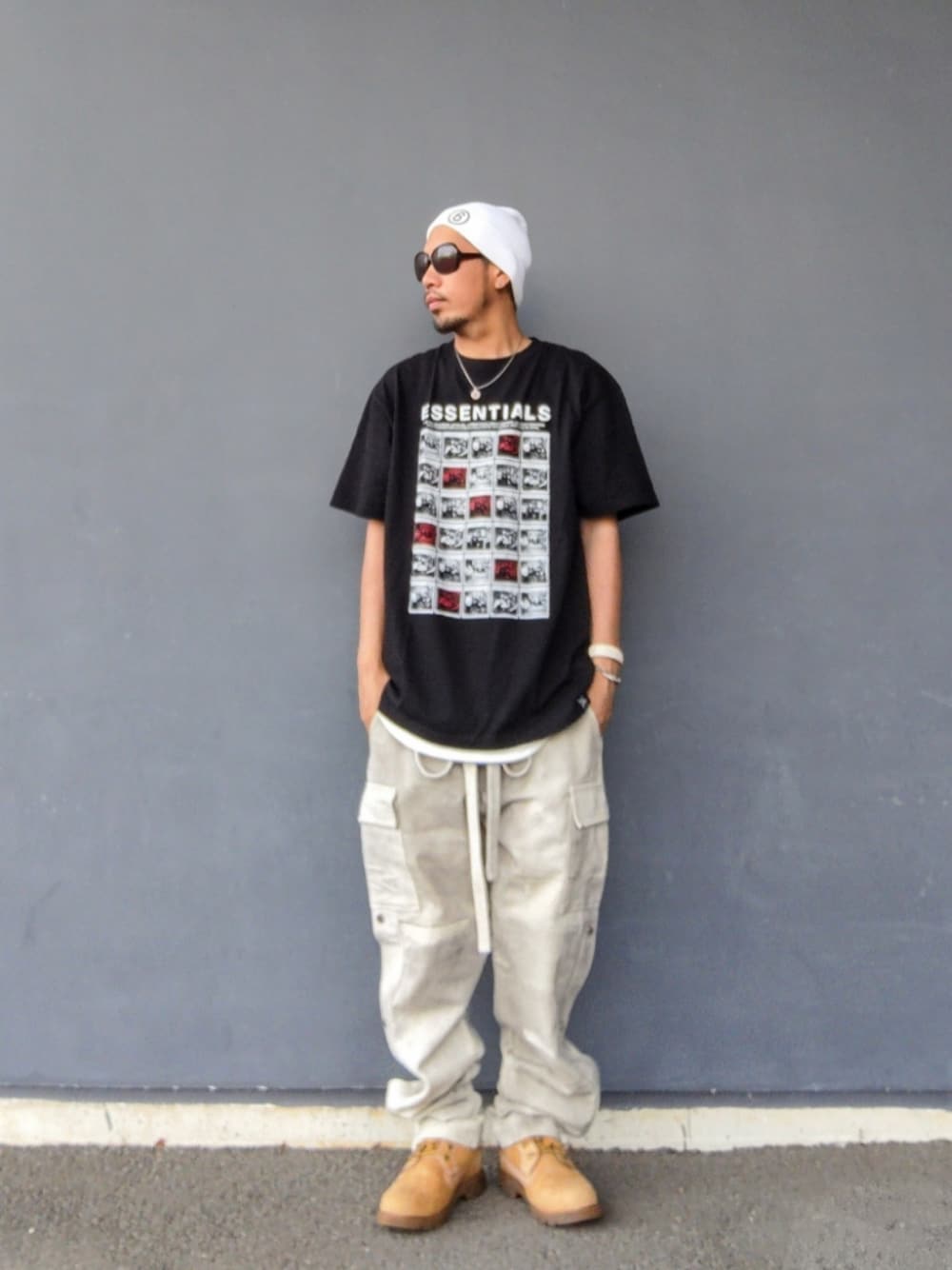 ブラック系のTシャツ/カットソー、ホワイト系のその他パンツ、イエロー系のブーツを着用したメンズの夏コーディネートの1枚目の写真