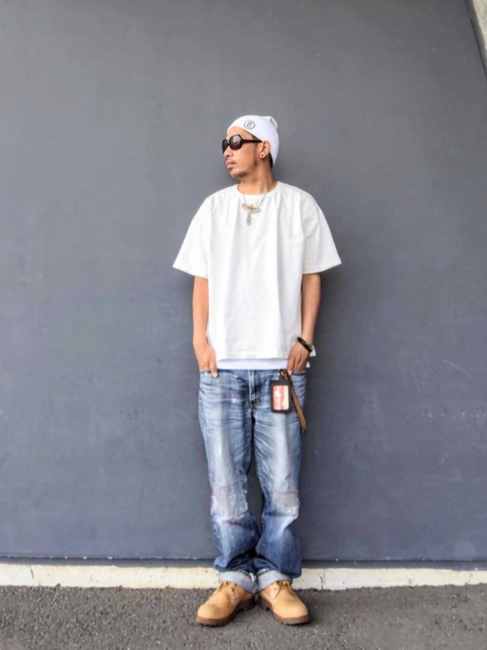 ホワイト系のTシャツ/カットソー、ホワイト系のタンクトップ、ブルー系のデニムパンツを着用したメンズの夏コーディネートの1枚目の写真