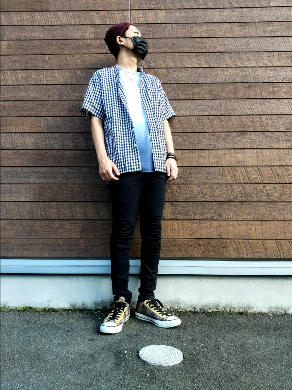 ブルー系のTシャツ/カットソー、その他のシャツ/ブラウス、ブラック系のデニムパンツを着用したメンズの秋コーディネートの1枚目の写真