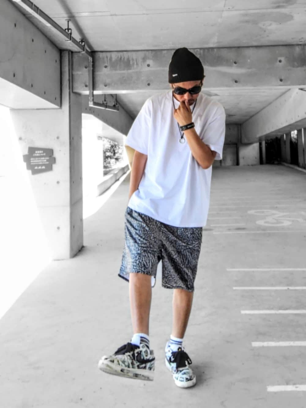 ホワイト系のTシャツ/カットソー、グレー系のパンツ、ホワイト系のスニーカーを着用したメンズの夏コーディネートの1枚目の写真