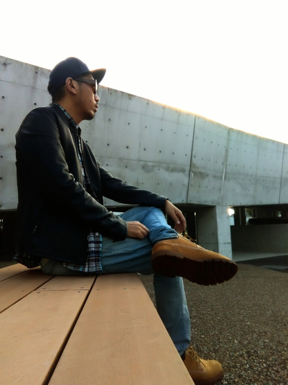 ブラック系のライダースジャケット、ブルー系のシャツ/ブラウス、ブルー系のデニムパンツを着用したメンズの冬コーディネートの1枚目の写真