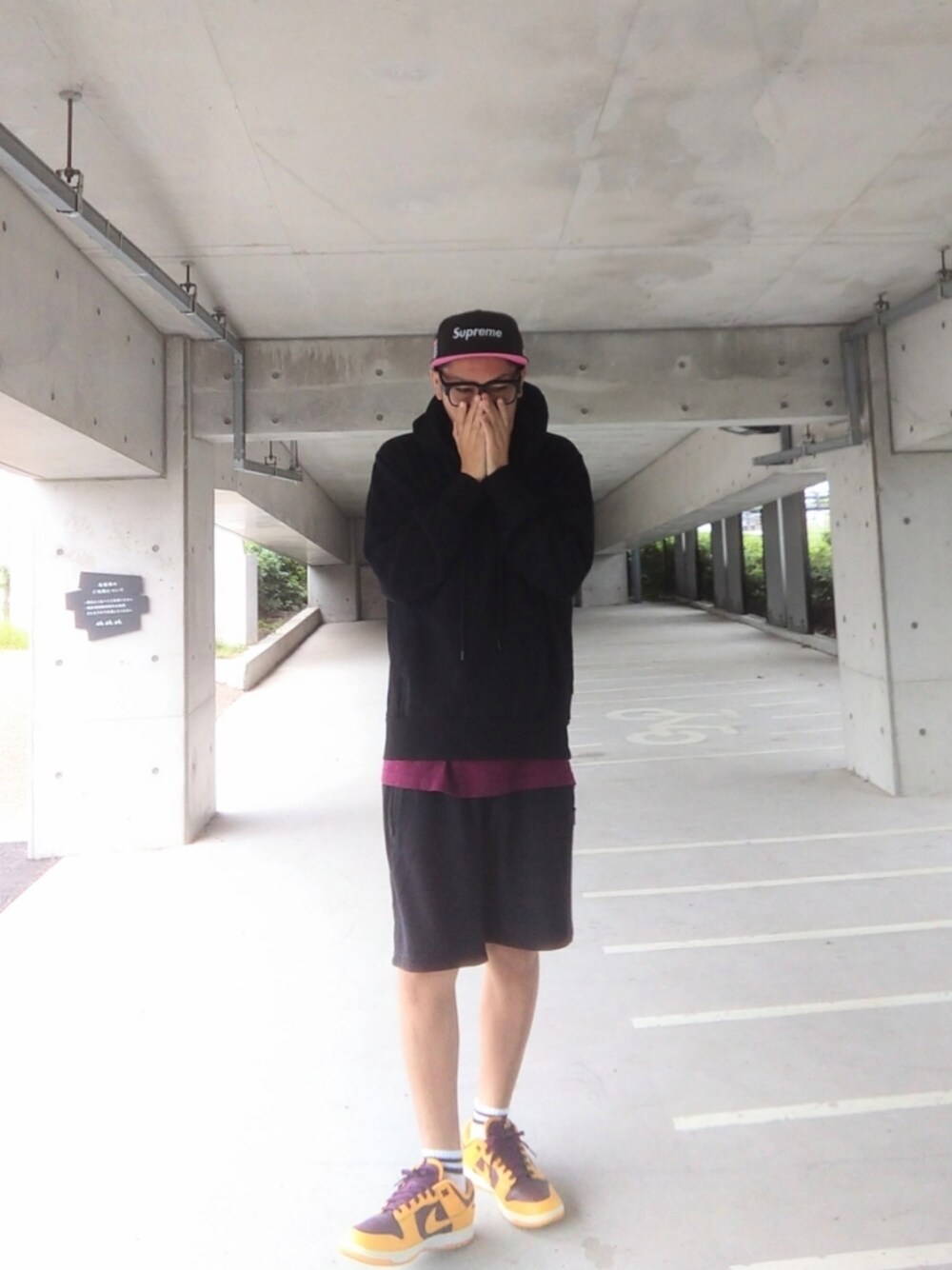 ブラック系のパーカー、ブラック系のその他パンツ、イエロー系のスニーカーを着用したメンズの秋コーディネートの1枚目の写真