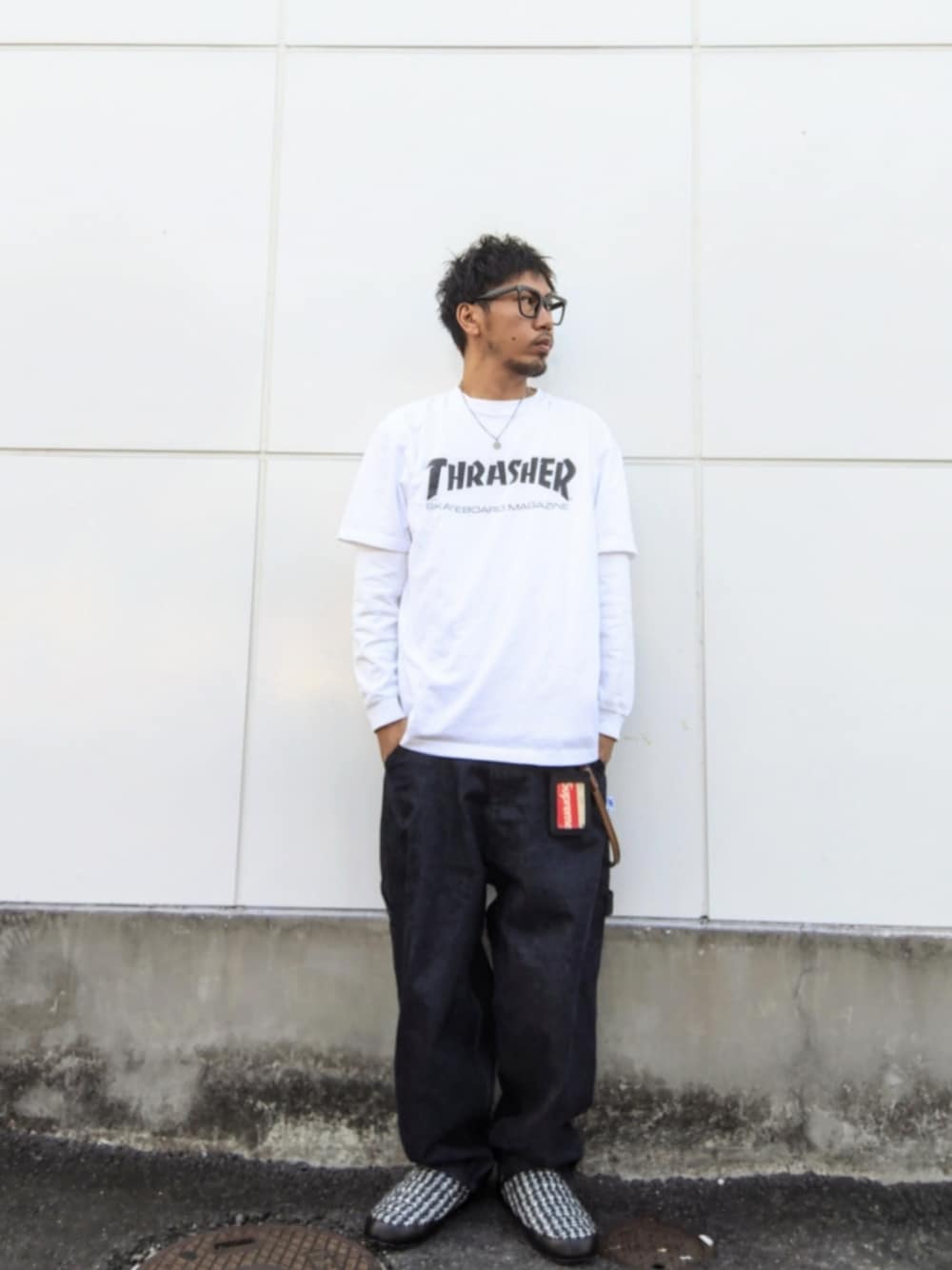 ホワイト系のTシャツ/カットソー、ブルー系のデニムパンツ、ブラック系のその他シューズを着用したメンズの秋コーディネートの1枚目の写真
