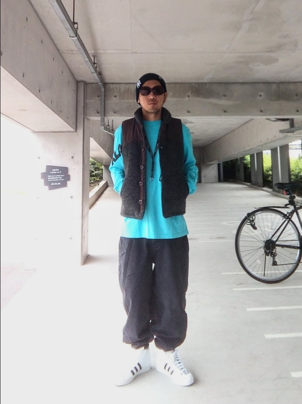 「ストリート、リンクコーデ、XLARGE、NEW ERA、サングラス、ベスト、ターコイズブルー、ネックストラップ、GU、beautiful people、adidas、NIGO®、スーパースター、岸辺露伴は動かない、ニット帽」｜「NEW ERAのNEW ERA/ニューエラ ビーニー ダブルC.BASIC CUFF ニューヨーク・ヤンキース 13682154（ニットキャップ/ビーニー、ブラック系）」を使った、hasshi(ハッシー)さん（メンズ・172cm）の春コーディネートの1枚目の写真