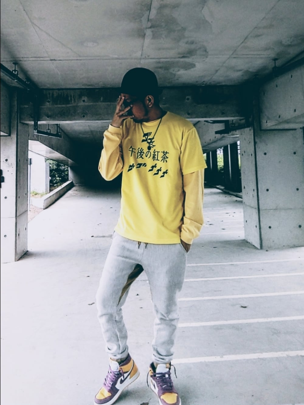 イエロー系のTシャツ/カットソー、イエロー系のスウェット、グレー系のスウェットパンツを着用したメンズの春コーディネートの1枚目の写真