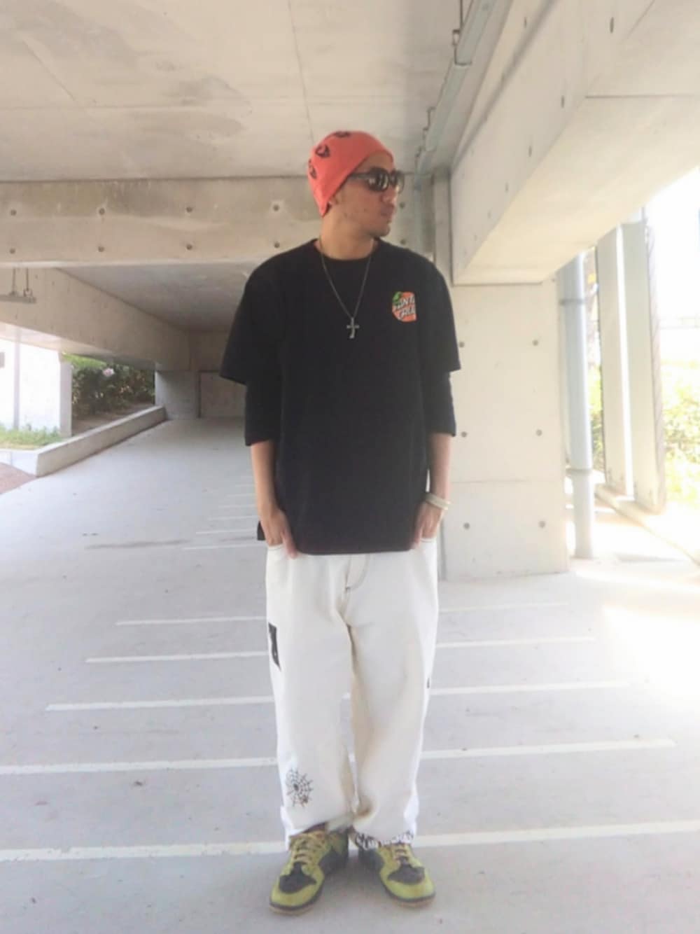 ブラック系のTシャツ/カットソー、ホワイト系のデニムパンツ、その他のスニーカーを着用したメンズの春コーディネートの1枚目の写真