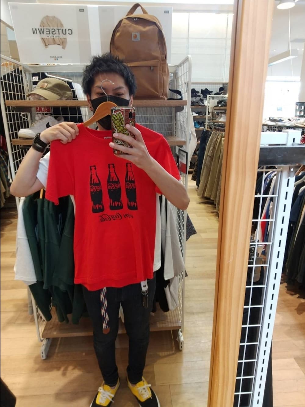 ブラック系のスニーカーを着用したメンズの夏コーディネートの1枚目の写真