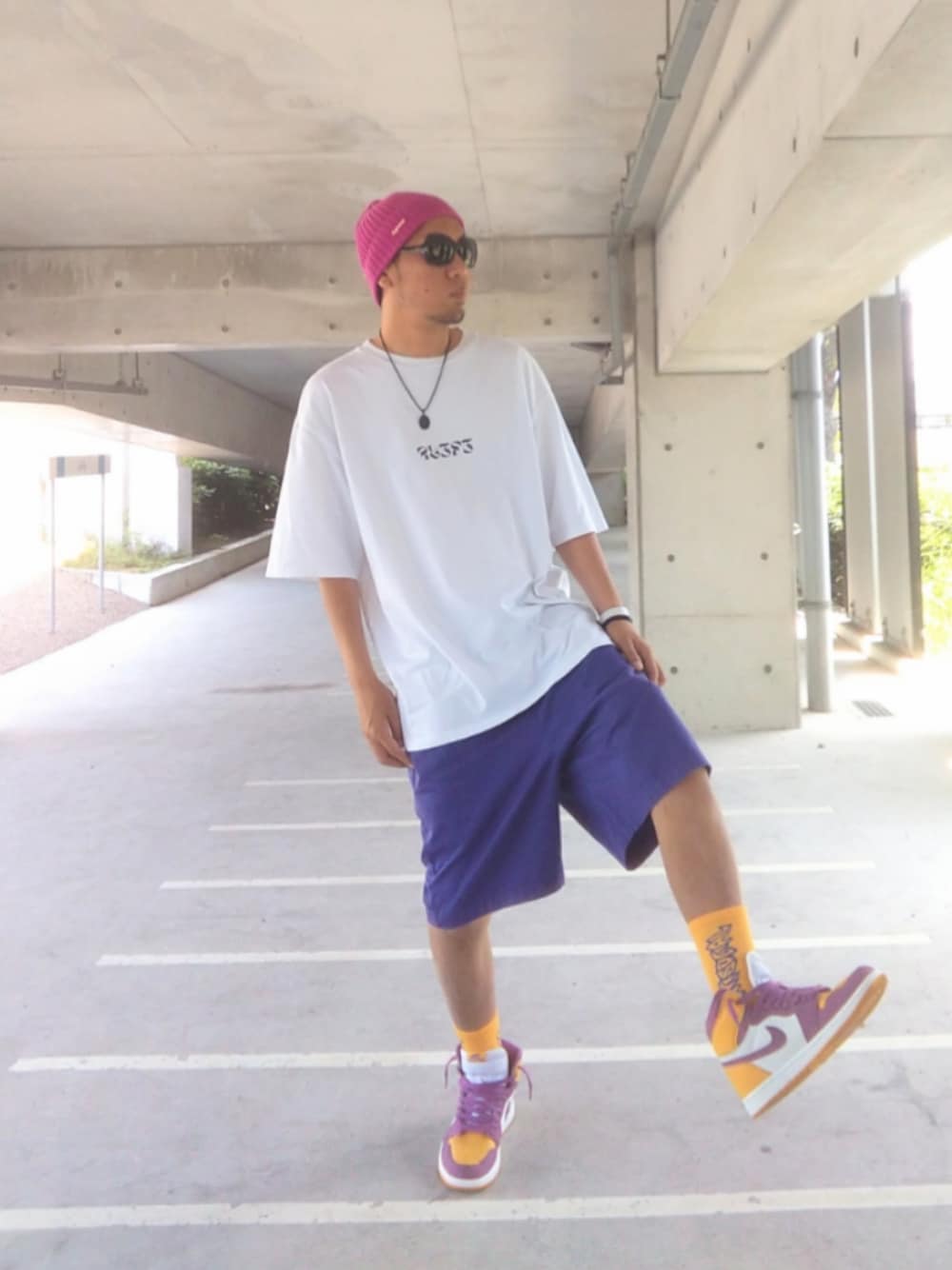 ホワイト系のTシャツ/カットソー、パープル系のその他パンツ、イエロー系のスニーカーを着用したメンズの夏コーディネートの1枚目の写真