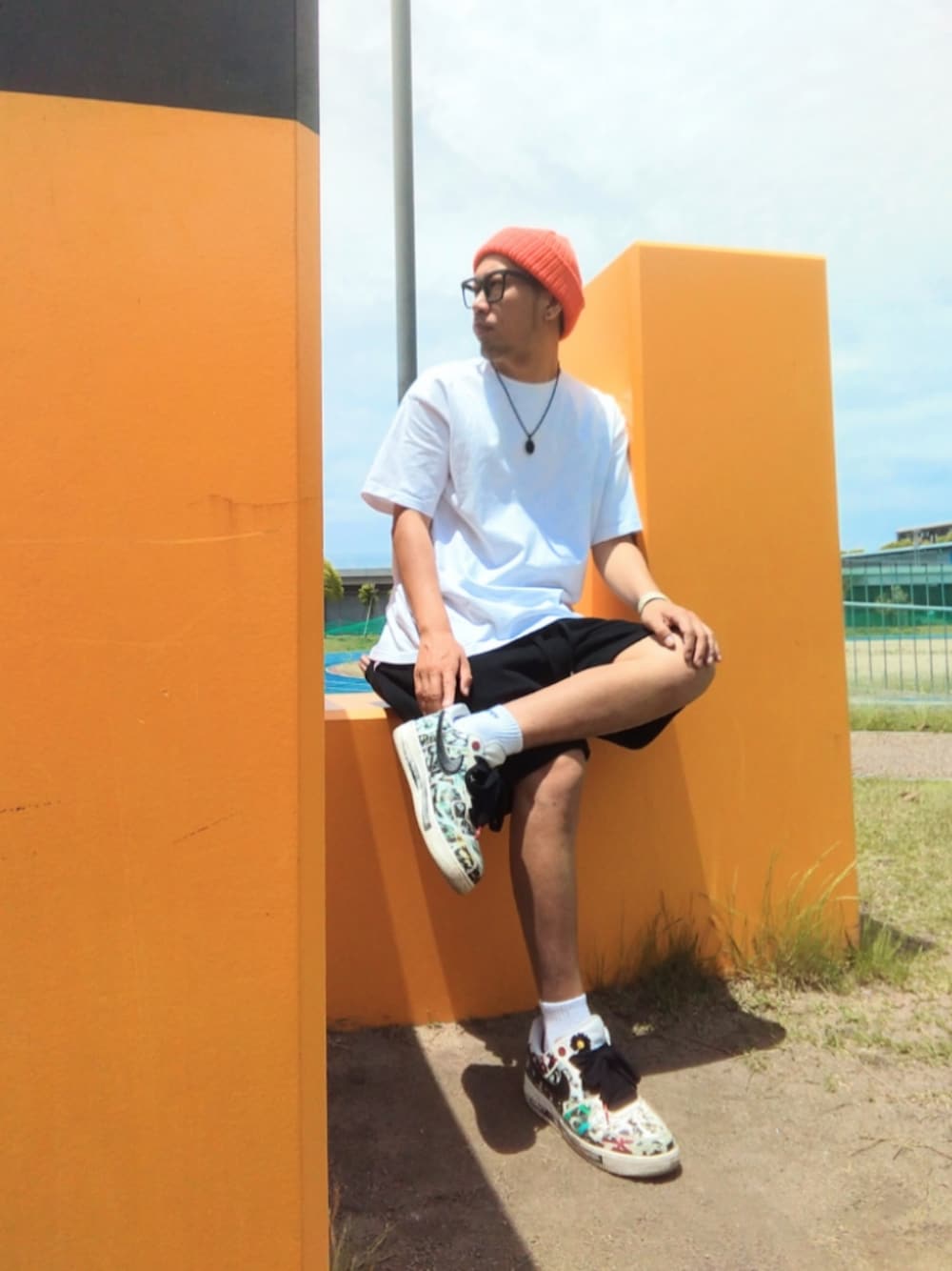 「ストリート、peaceminusone、エアフォースワン、NIKE、PROCLUB、白Tシャツ、ハーフパンツ、Right-on、靴下オタク、メガネ男子、伊達メガネ、GARNI、夏コーデ、ニット帽」｜「WEGOのアイテム（ニットキャップ/ビーニー、オレンジ系）」を使った、hasshi(ハッシー)さん（骨格ナチュラル・メンズ・172cm）の夏コーディネートの1枚目の写真