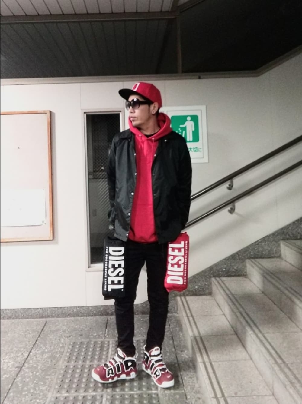 「赤、黒、赤×黒×白、Champion、パーカー、コーチジャケット、リドム、モアテン、エアモアアップテンポ、NIKE、バーニア、ストリート、Diesel、ハンドウォーマー、サングラス」｜「no brandのアイテム（キャップ、レッド系）」を使った、hasshi(ハッシー)さん（メンズ・172cm）の春コーディネートの1枚目の写真