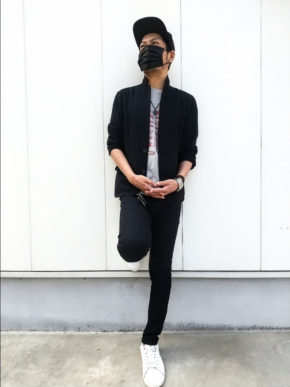 ブラック系のジャケット/アウター、グレー系のTシャツ/カットソー、ブラック系のデニムパンツを着用したメンズの夏コーディネートの1枚目の写真