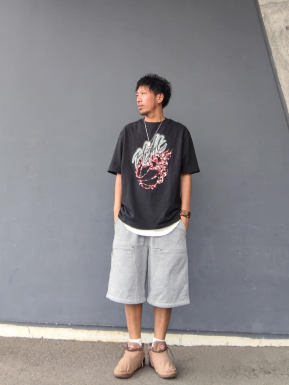 ブラック系のTシャツ/カットソー、ホワイト系のタンクトップ、グレー系のその他パンツを着用したメンズの夏コーディネートの1枚目の写真