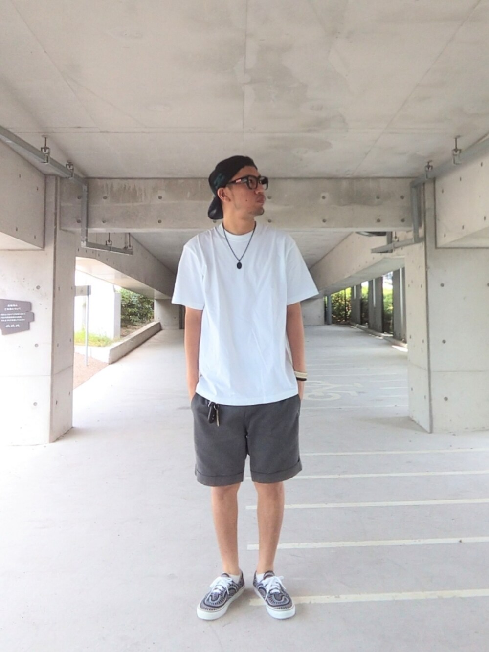 グレー系のその他パンツ、ブラック系のスニーカー、ホワイト系のTシャツ/カットソーを着用したメンズの夏コーディネートの1枚目の写真