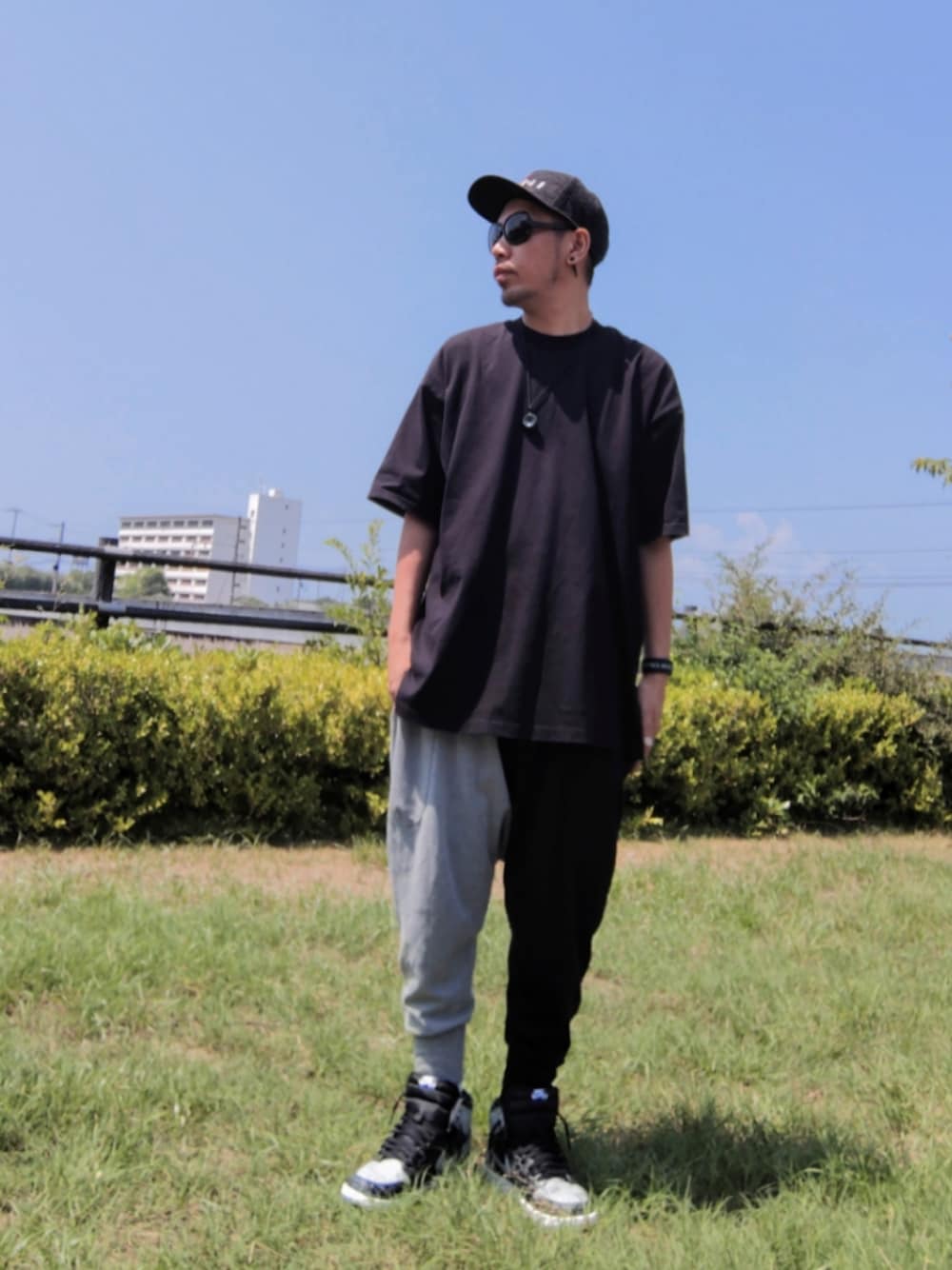 ブラック系のTシャツ/カットソー、その他のスウェットパンツ、グレー系のスニーカーを着用したメンズの夏コーディネートの1枚目の写真