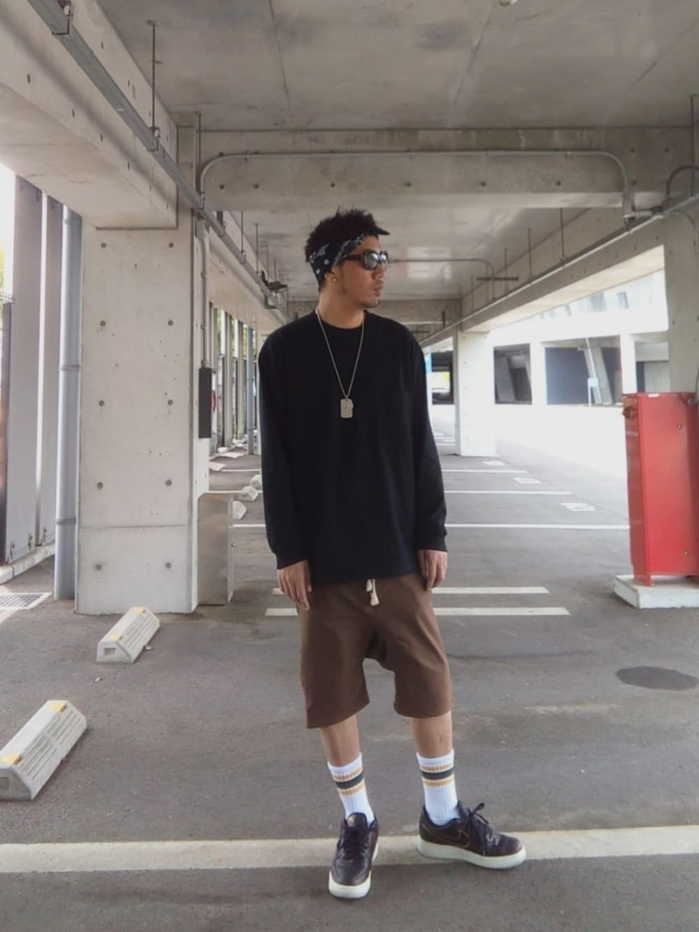 「ストリート、UNIQLO、Dime、ラスティックダイム、サルエルショーツ、靴下オタク、バンダナ、サングラス、ピアス、NIKE、エアフォースワン、春夏コーデ、西海岸、チカーノ」｜「UNIQLOのクルーネックT（長袖）（Tシャツ/カットソー、ブラック系）」を使った、hasshi(ハッシー)さん（メンズ・172cm）の夏コーディネートの1枚目の写真