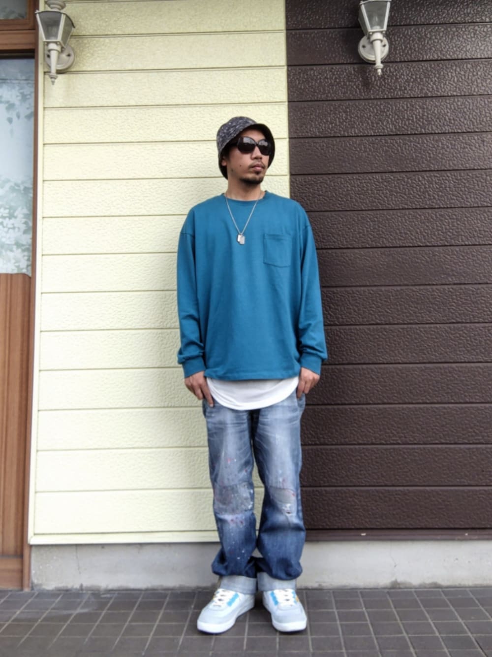 ブルー系のTシャツ/カットソー、ホワイト系のタンクトップ、ブルー系のデニムパンツを着用したメンズの春コーディネートの1枚目の写真