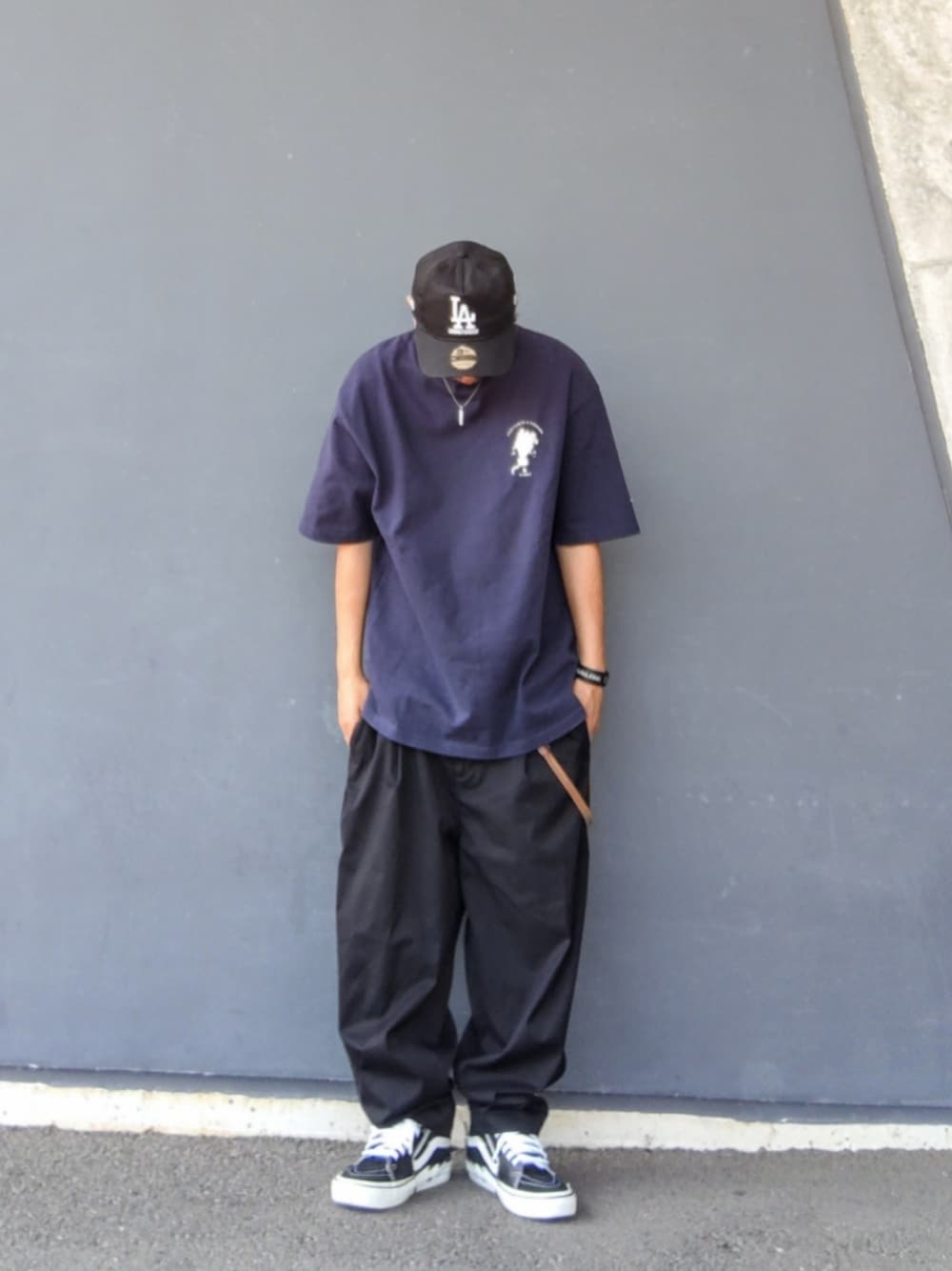 ブルー系のTシャツ/カットソー、ブラック系のその他パンツ、ブラック系のスニーカーを着用したメンズの夏コーディネートの1枚目の写真