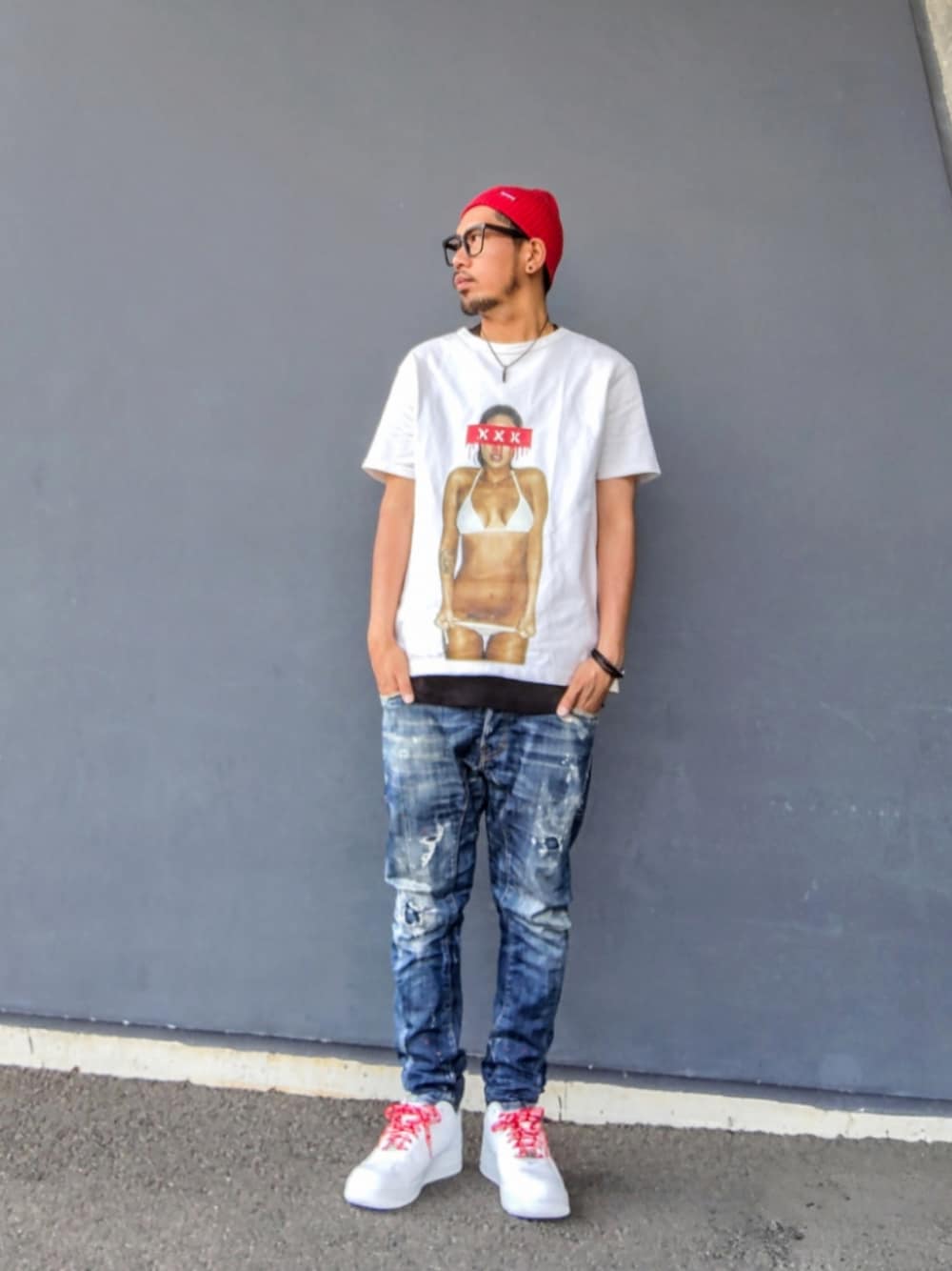 ホワイト系のTシャツ/カットソー、ブラック系のタンクトップ、ブルー系のデニムパンツを着用したメンズの夏コーディネートの1枚目の写真