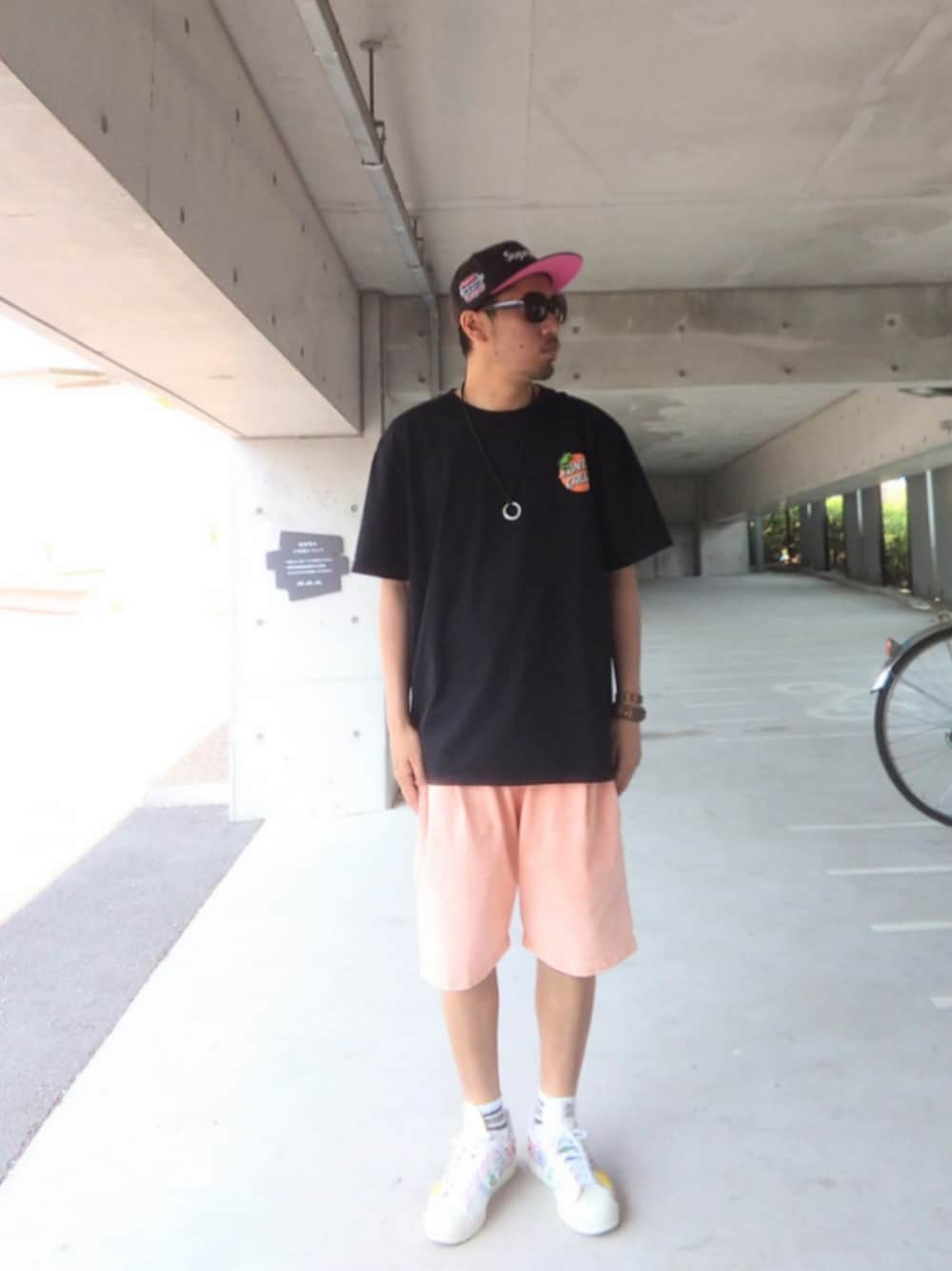 ブラック系のTシャツ/カットソー、ピンク系のその他パンツ、その他のスニーカーを着用したメンズの夏コーディネートの1枚目の写真
