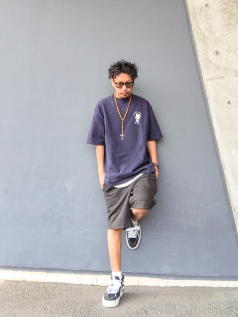 ブルー系のTシャツ/カットソー、ブラック系のその他パンツ、ブラック系のスニーカーを着用したメンズの夏コーディネートの1枚目の写真
