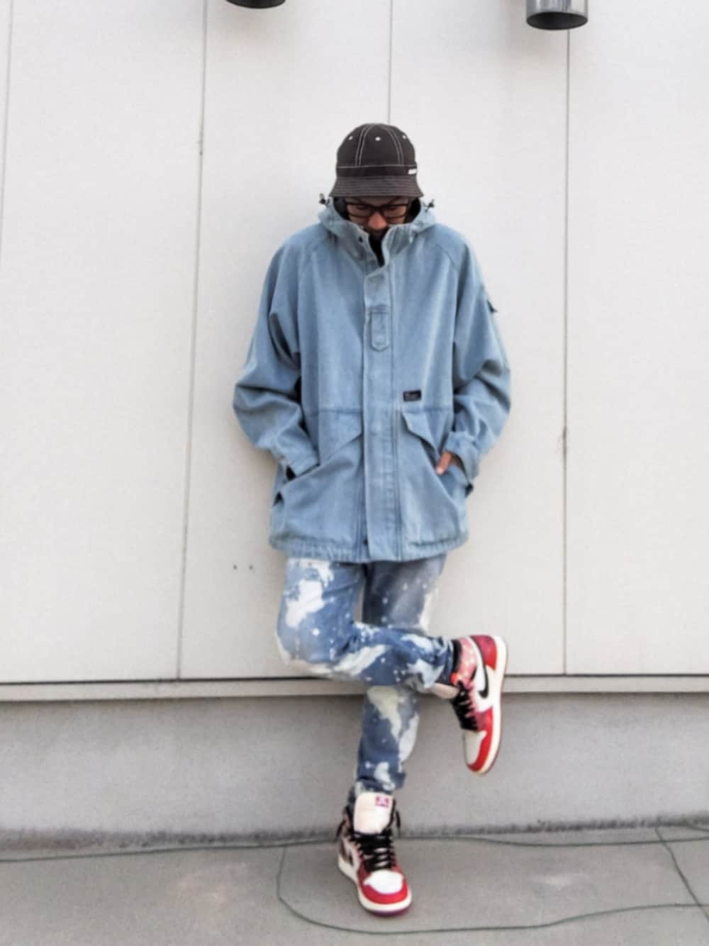 ブルー系のその他アウター、ブルー系のデニムパンツ、レッド系のスニーカーを着用したメンズの秋コーディネートの1枚目の写真