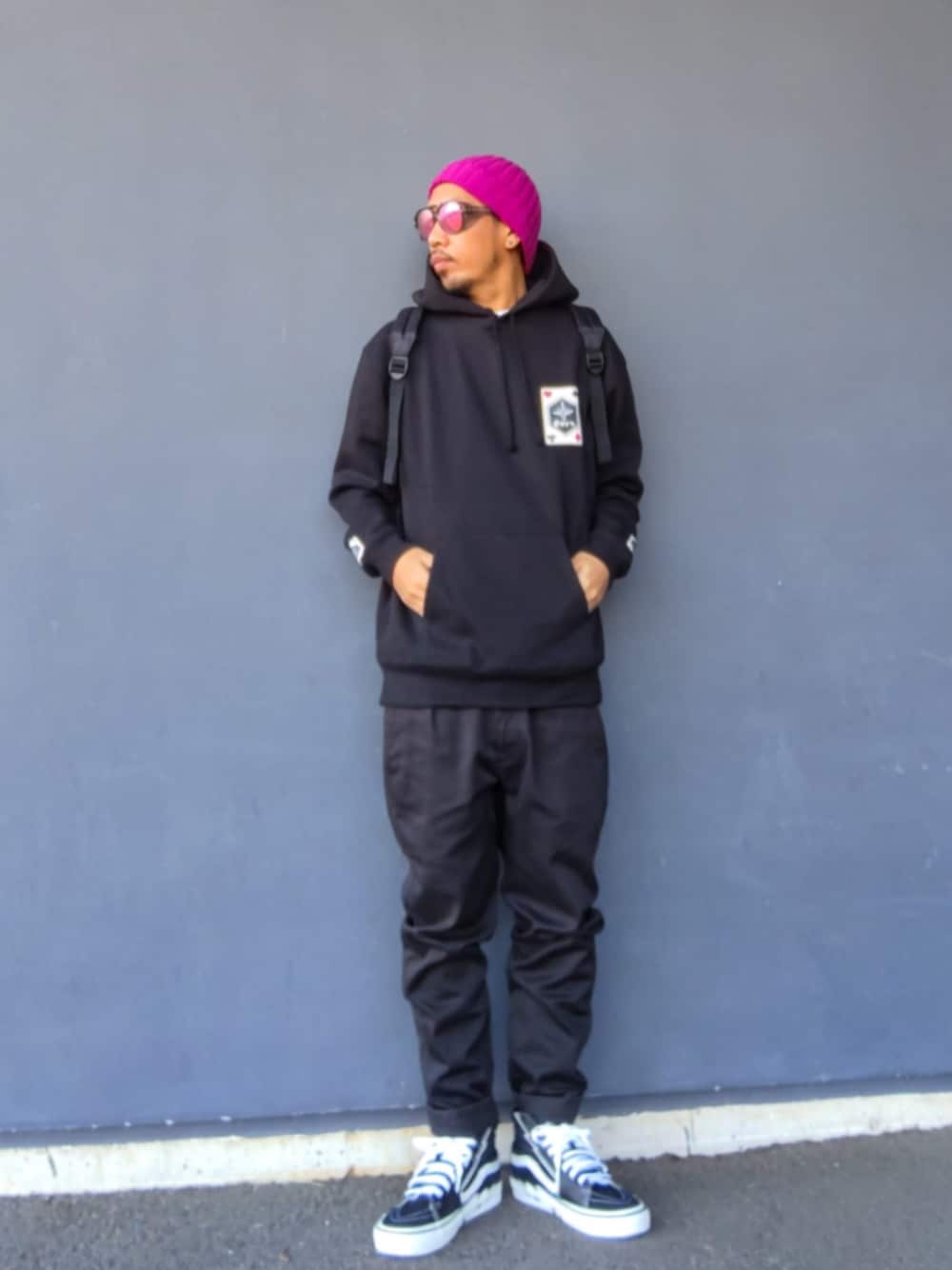 ブラック系のパーカー、ブラック系のバックパック/リュック、ブラック系のパンツを着用したメンズの冬コーディネートの1枚目の写真