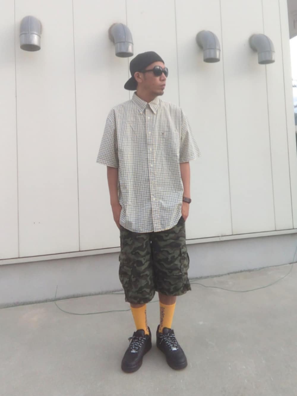 イエロー系のシャツ/ブラウス、その他のパンツ、ブラック系のスニーカーを着用したメンズの夏コーディネートの1枚目の写真