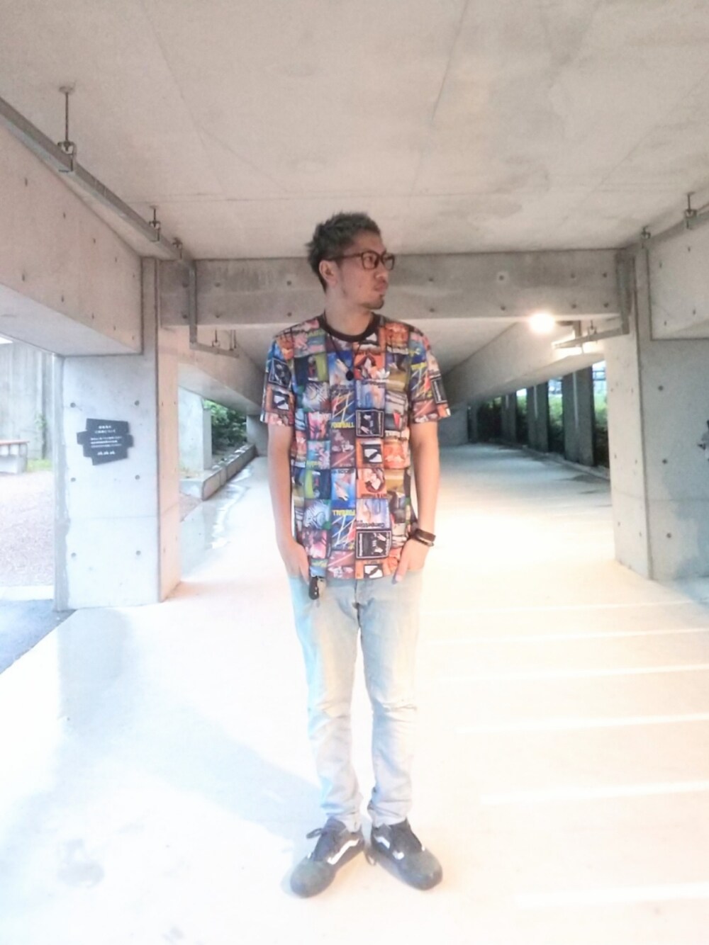 その他のTシャツ/カットソー、ブルー系のデニムパンツ、ブルー系のスニーカーを着用したメンズの秋コーディネートの1枚目の写真