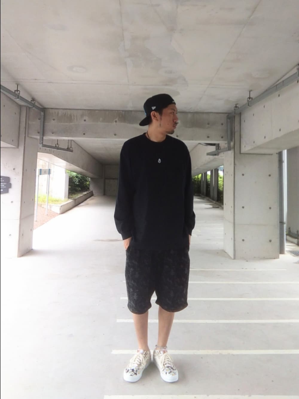 ブラック系のTシャツ/カットソー、ブラック系のパンツ、その他のスニーカーを着用したメンズの夏コーディネートの1枚目の写真