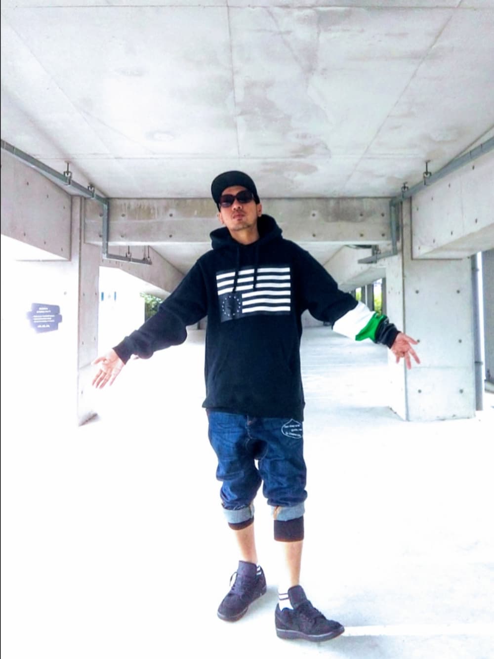 「SHARK、BLACK SCALE、FRAPBOIS、レギンス、supreme、Jordan、NIKE、DAISO、ストーリート、黒、最近のいい感じコーデ、パーカー、サルエルデニム、靴下オタク」｜「Supreme のSupreme Gonz Logo New Era® "Black"（キャップ、ブラック系）」を使った、hasshi(ハッシー)さん（メンズ・172cm）の秋コーディネートの1枚目の写真