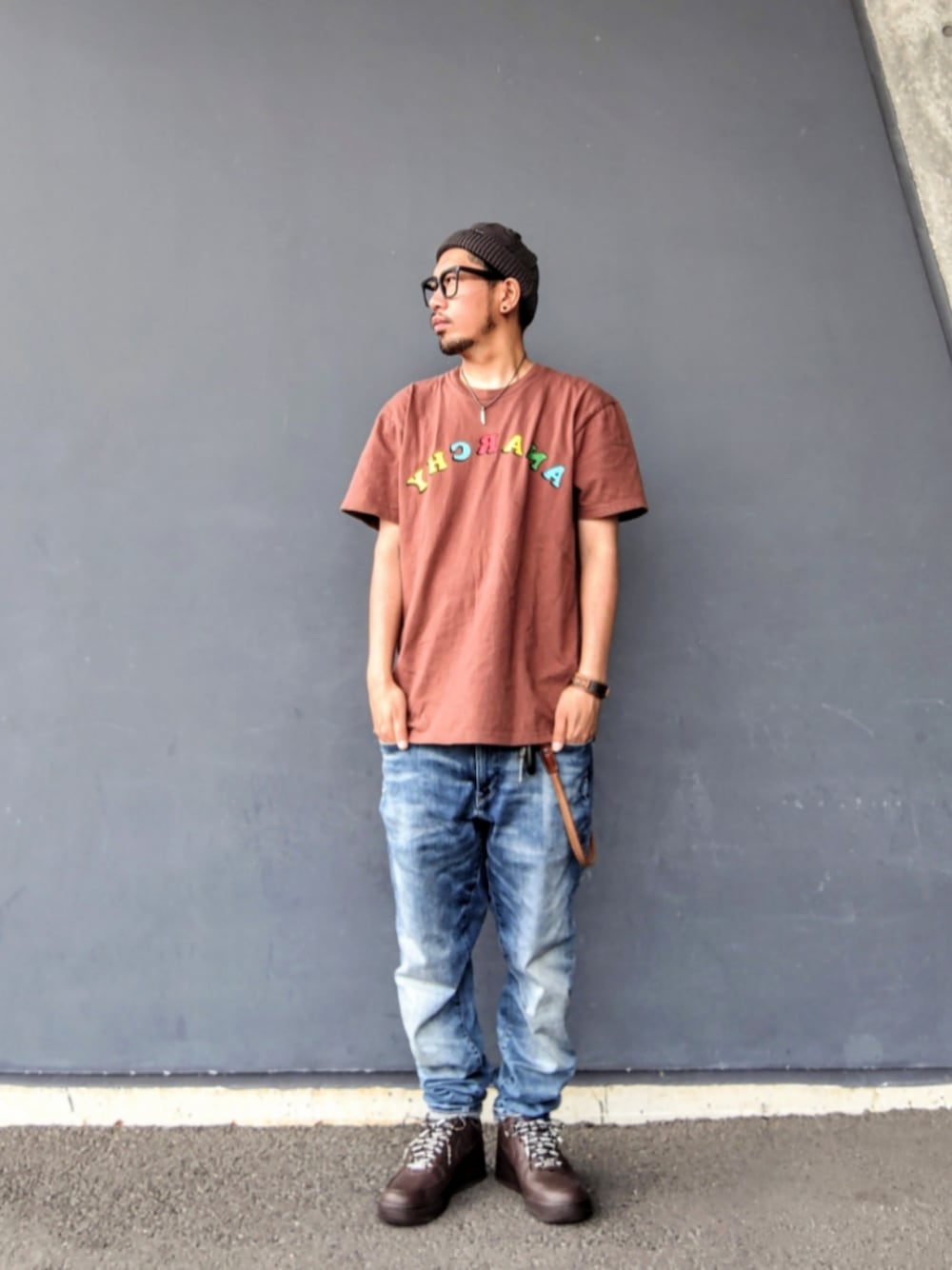 ブラウン系のTシャツ/カットソー、ブルー系のデニムパンツ、ブラウン系のスニーカーを着用したメンズの夏コーディネートの1枚目の写真