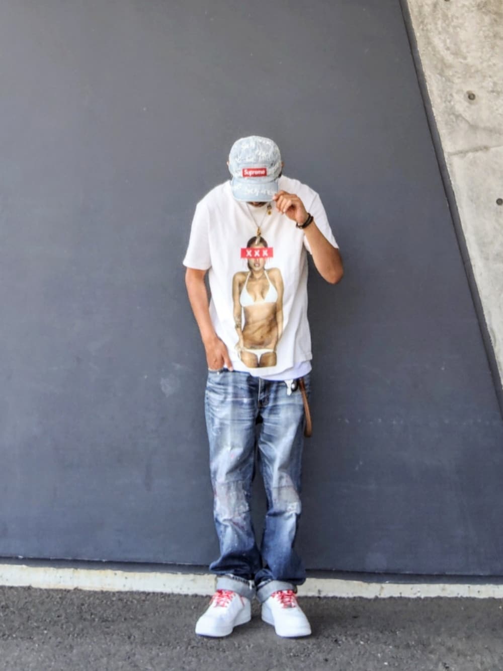 ホワイト系のTシャツ/カットソー、ブルー系のデニムパンツ、ホワイト系のスニーカーを着用したメンズの夏コーディネートの1枚目の写真