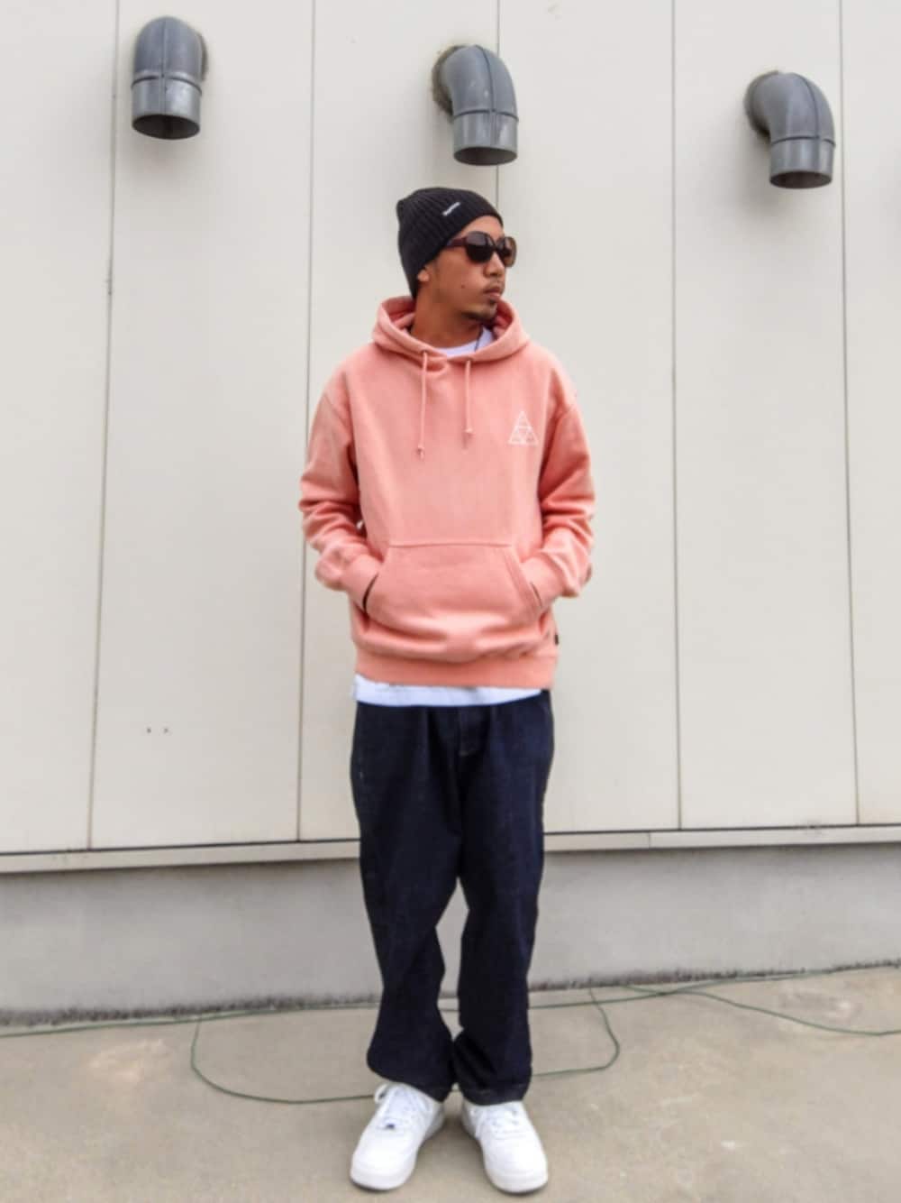 ピンク系のパーカー、ホワイト系のTシャツ/カットソー、ブルー系のデニムパンツを着用したメンズの秋コーディネートの1枚目の写真
