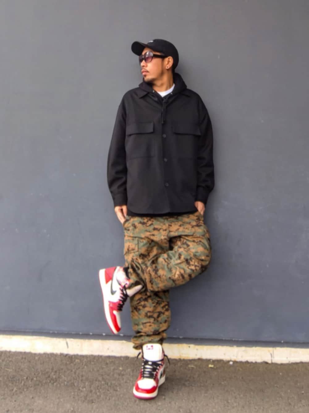 ブラック系のシャツ/ブラウス、ブラック系のパーカー、グリーン系のカーゴパンツを着用したメンズの冬コーディネートの1枚目の写真