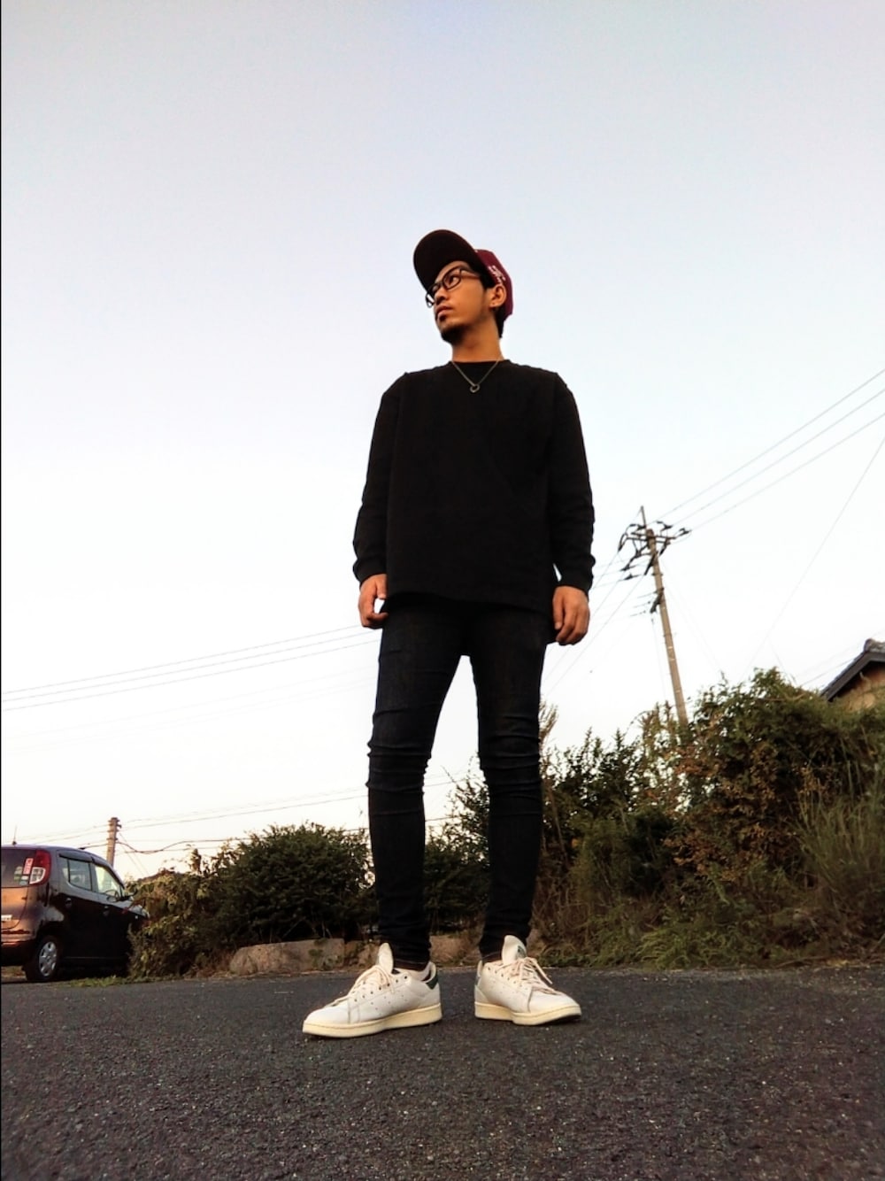 「THRASHER、ブラックコーデ、リドム、メガネ男子、スタンスミス、細身、シンプル、オトナカジュアル、スッキリ」｜「THRASHERのMAG LOGO SNAP BACK CAP/スラッシャー ロゴ キャップ 帽子（キャップ、レッド系）」を使った、hasshi(ハッシー)さん（メンズ・172cm）の秋コーディネートの1枚目の写真