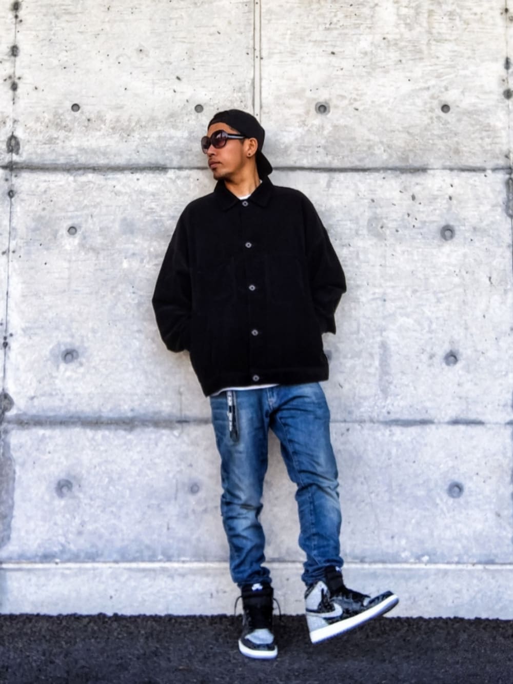 ブラック系のジャケット/アウター、ホワイト系のTシャツ/カットソー、ブルー系のデニムパンツを着用したメンズの秋コーディネートの1枚目の写真