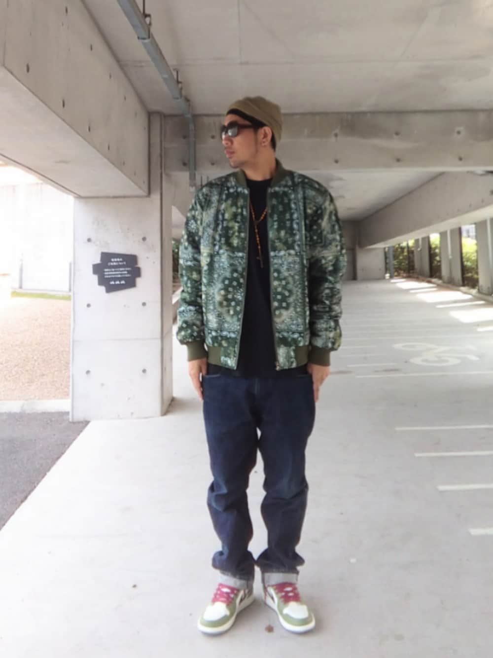 「AG、イスラムワッチ、EPTM.、バンダナ柄、ボンバージャケット、ロザリオ、Eden、Irie Life、デニム、UNIQLO、NIKE、Jordan、ストリート、ジャケット、春めき満開コーデ」｜「privatebrand AGのアイテム（ニットキャップ/ビーニー、グリーン系）」を使った、hasshi(ハッシー)さん（メンズ・172cm）の春コーディネートの1枚目の写真