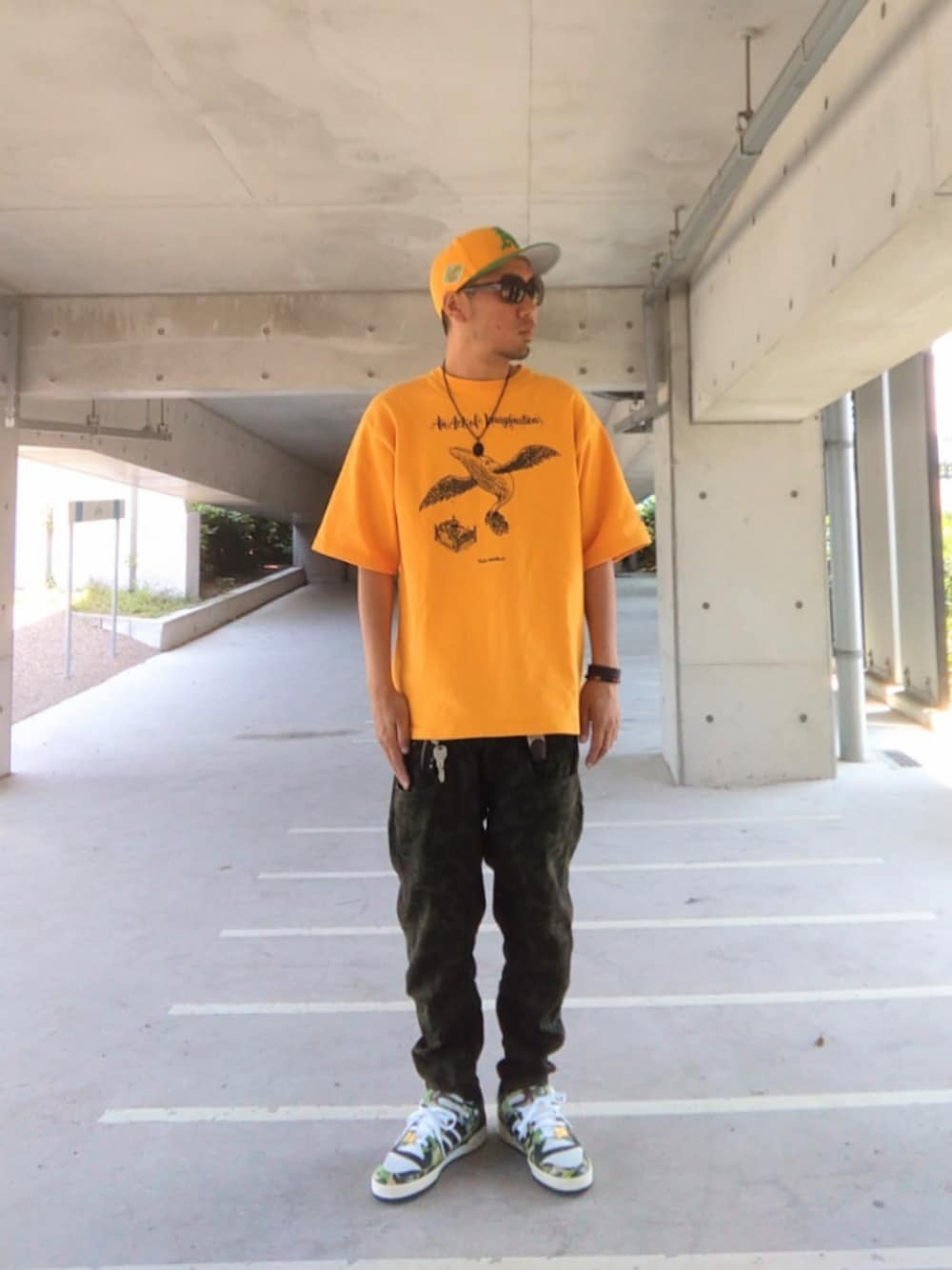 イエロー系のTシャツ/カットソー、その他のパンツ、グリーン系のスニーカーを着用したメンズの夏コーディネートの1枚目の写真