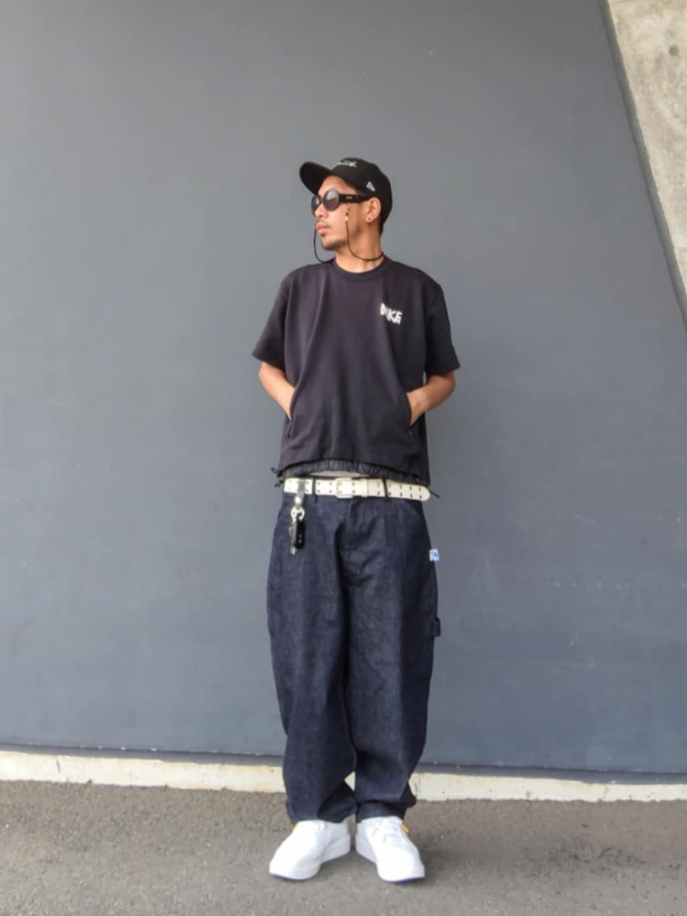 ブラック系のTシャツ/カットソー、ホワイト系のタンクトップ、ブルー系のデニムパンツを着用したメンズの夏コーディネートの1枚目の写真