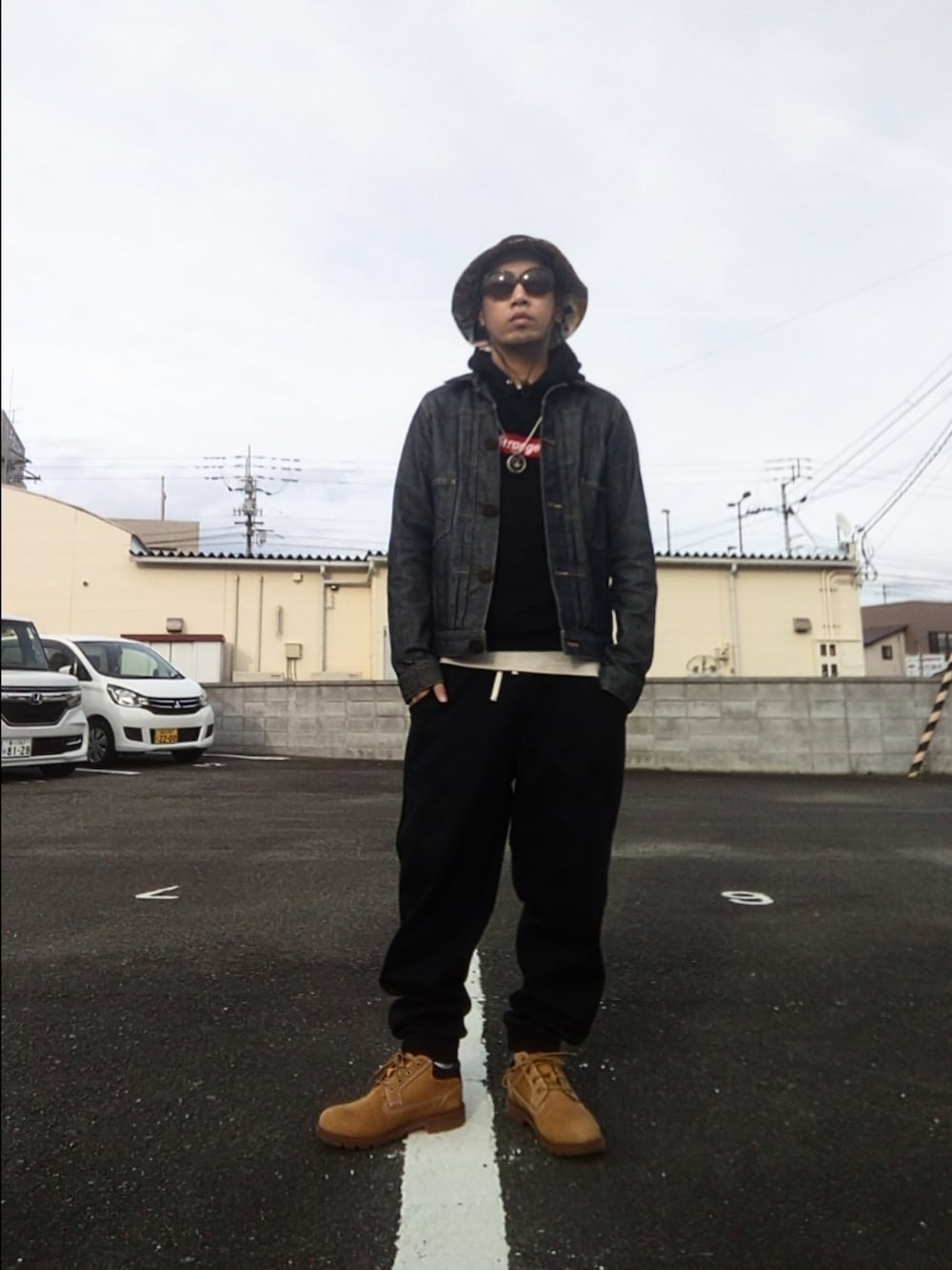 「秋冬コーデ、バケハ、リバーシブル、デニムジャケット、スピンズ、ディッキーズ(Dickies)、スウェットパンツ、ティンバーランド、レイヤード、ブーツ、ストリート、パーカーコーデ、ビューティービースト、K-1、嫁ッシーゲームコーデ」｜「laquestのアイテム（ハット、その他）」を使った、hasshi(ハッシー)さん（メンズ・172cm）の冬コーディネートの1枚目の写真