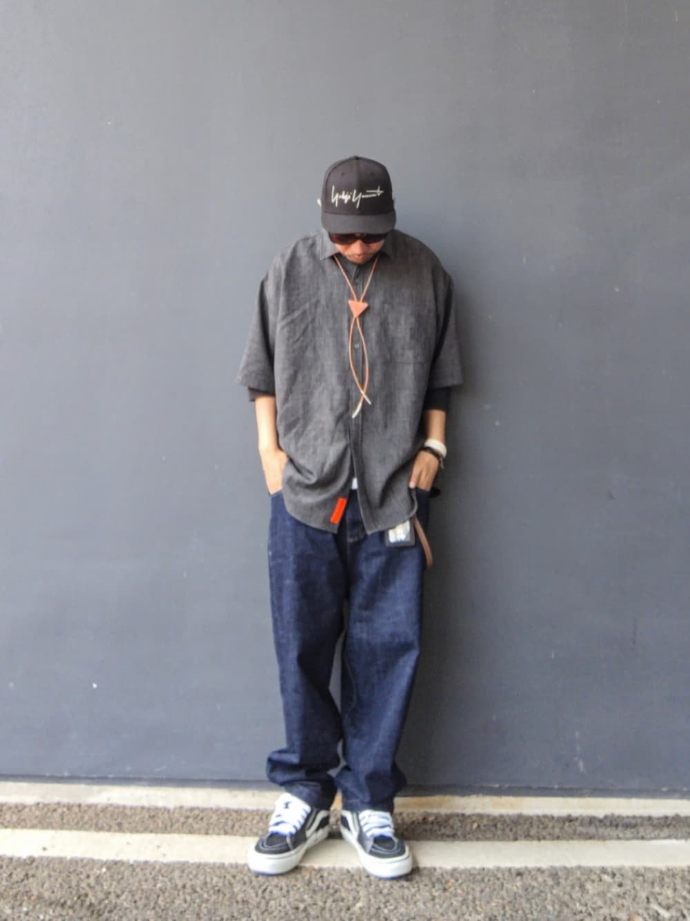 グレー系のシャツ/ブラウス、グレー系のTシャツ/カットソー、ブルー系のデニムパンツを着用したメンズの春コーディネートの1枚目の写真