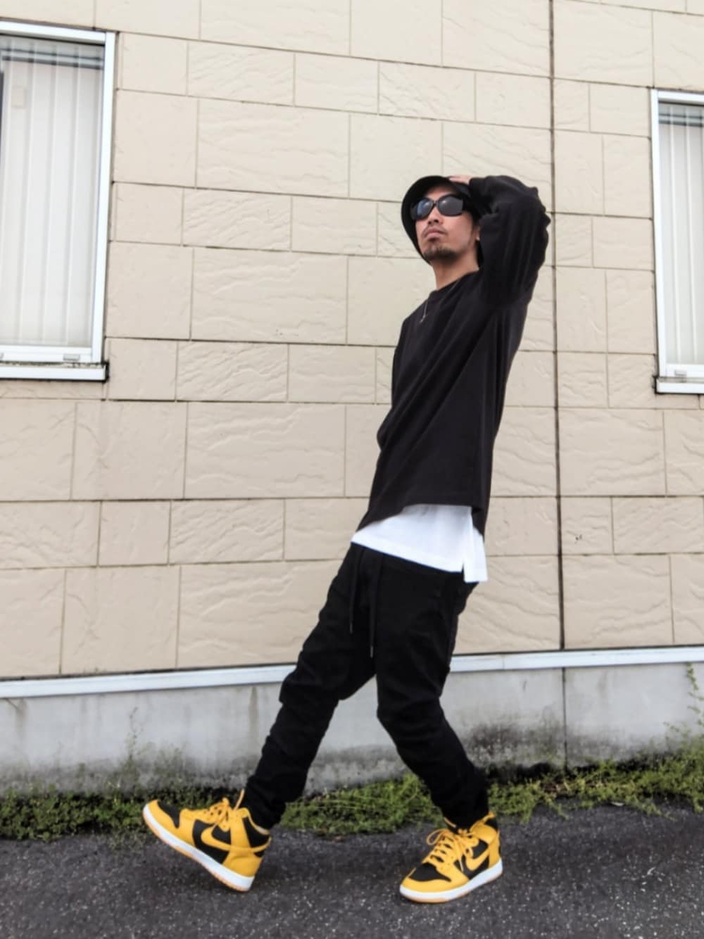 ブラック系のTシャツ/カットソー、ホワイト系のタンクトップ、ブラック系のデニムパンツを着用したメンズの春コーディネートの1枚目の写真