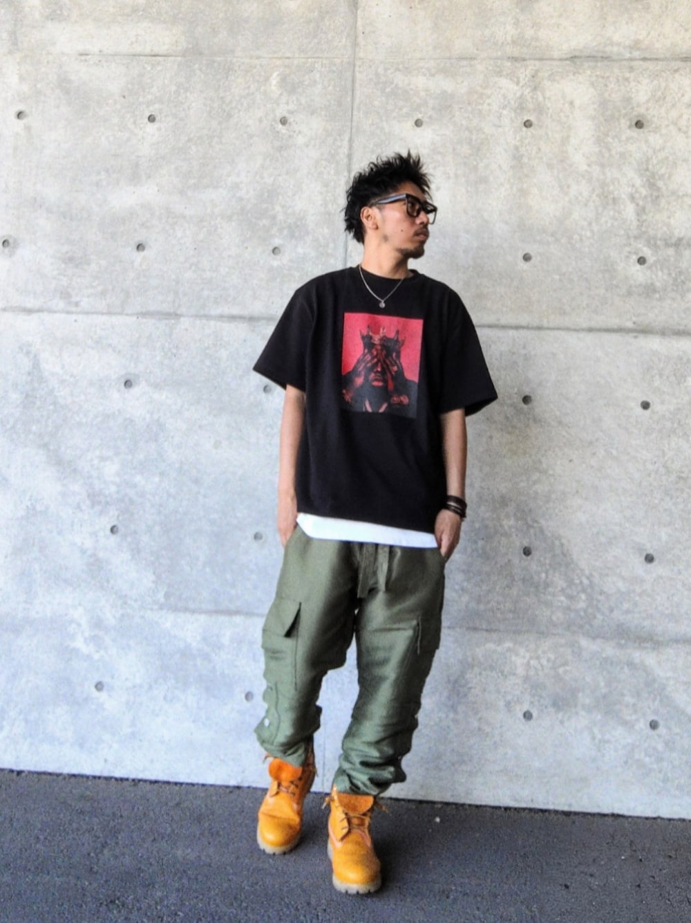 ブラック系のTシャツ/カットソー、ホワイト系のタンクトップ、グリーン系のその他パンツを着用したメンズの夏コーディネートの1枚目の写真
