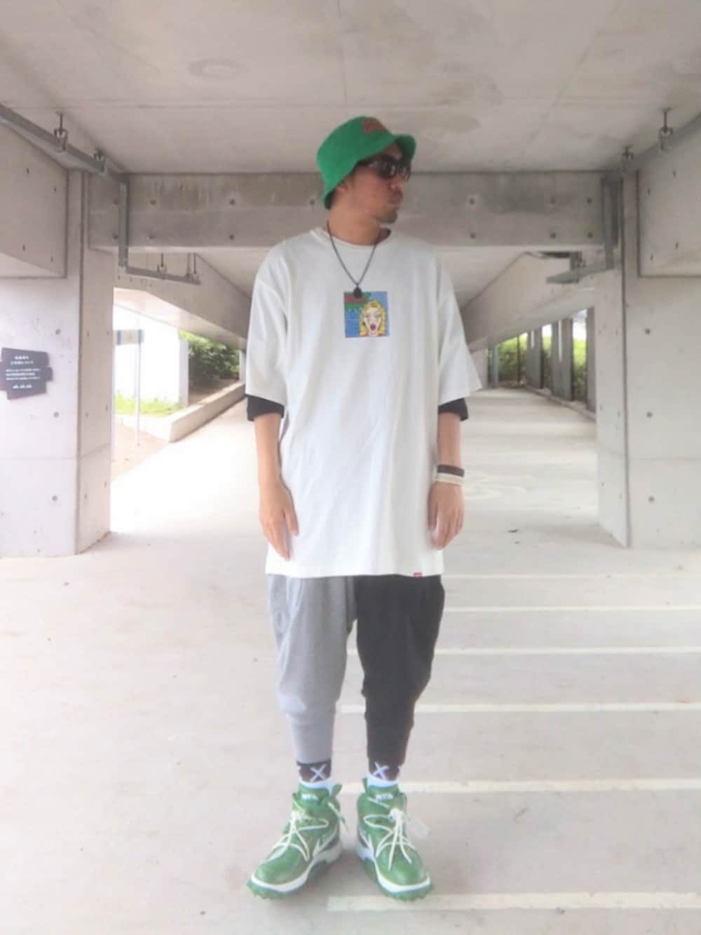 「ストリート、GVAIAL GARAGE、バケットハット、RAZZIS、relation、スウェットパンツ、靴下、靴下オタク、OFF-WHITE、NIKE、エアフォースワン、スニーカー、最近のいい感じコーデ、緑、レイヤード」｜「GVAIAL GARAGEのアイテム（ハット、グリーン系）」を使った、hasshi(ハッシー)さん（メンズ・172cm）の春コーディネートの1枚目の写真