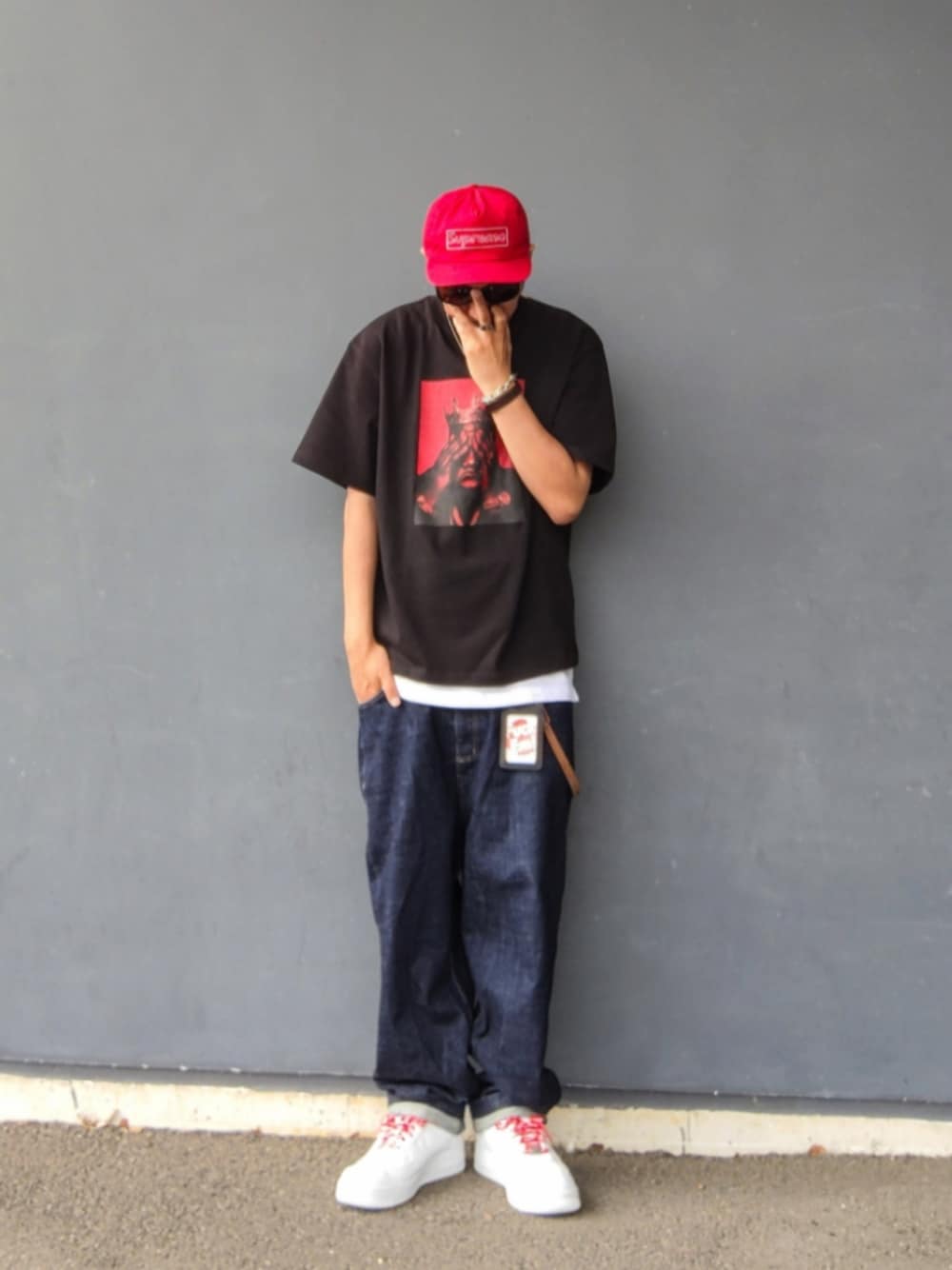 ホワイト系のタンクトップ、ブラック系のTシャツ/カットソー、ブルー系のデニムパンツを着用したメンズの夏コーディネートの1枚目の写真