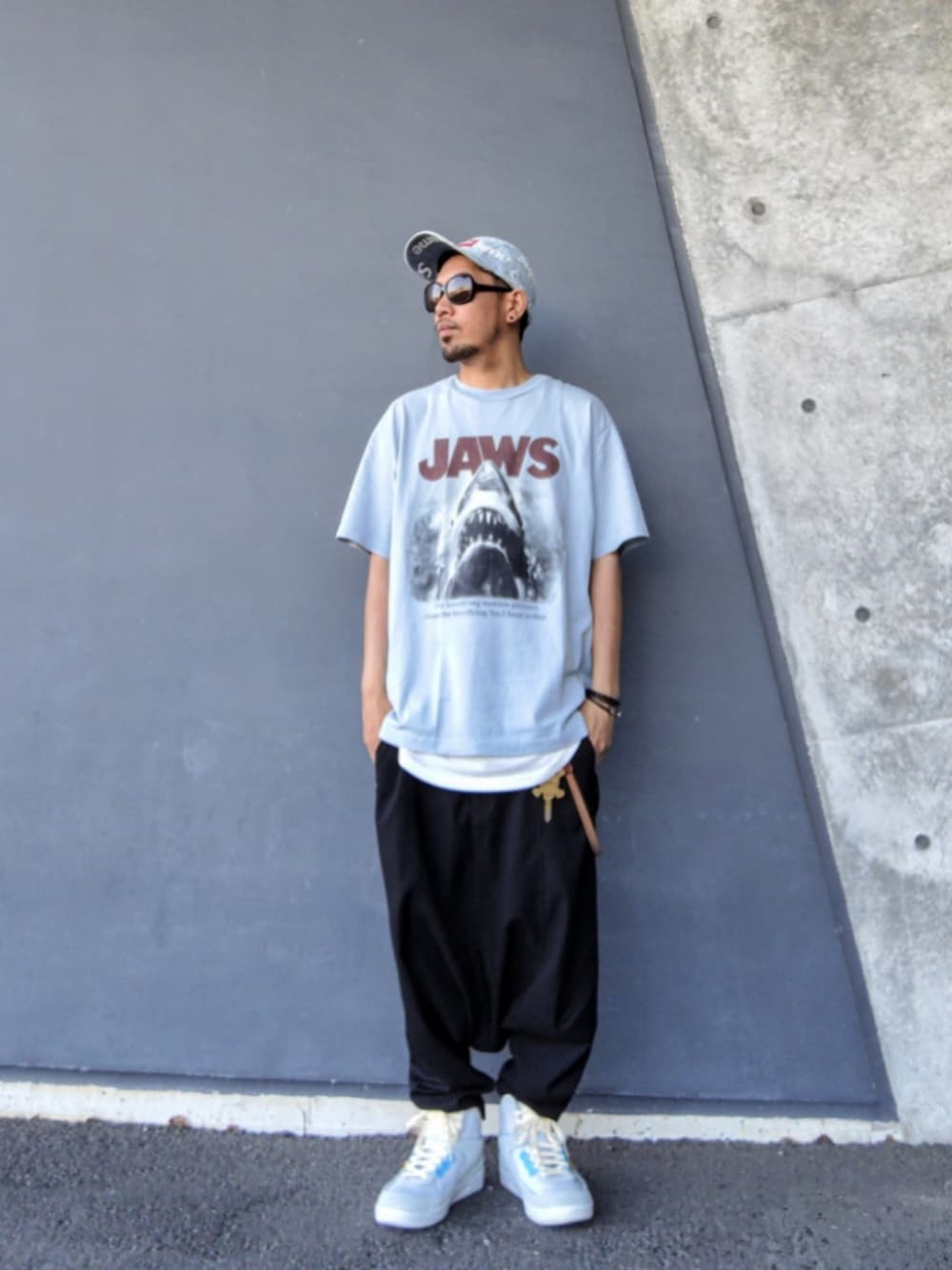 ブルー系のTシャツ/カットソー、ブラック系のその他パンツ、グレー系のスニーカーを着用したメンズの夏コーディネートの1枚目の写真
