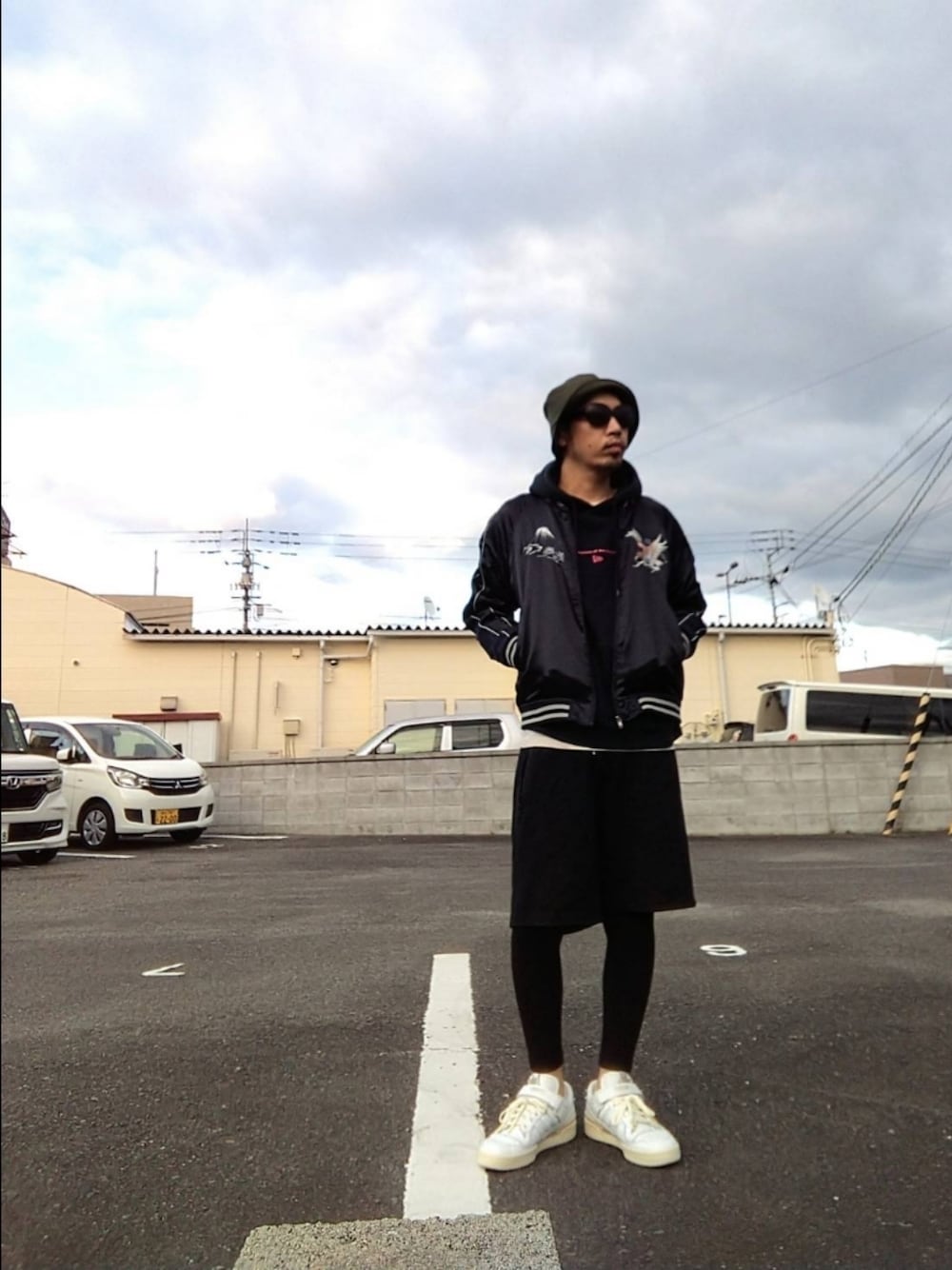 ブラック系のスカジャン、ブラック系のパーカー、ブラック系のその他パンツを着用したメンズの冬コーディネートの1枚目の写真