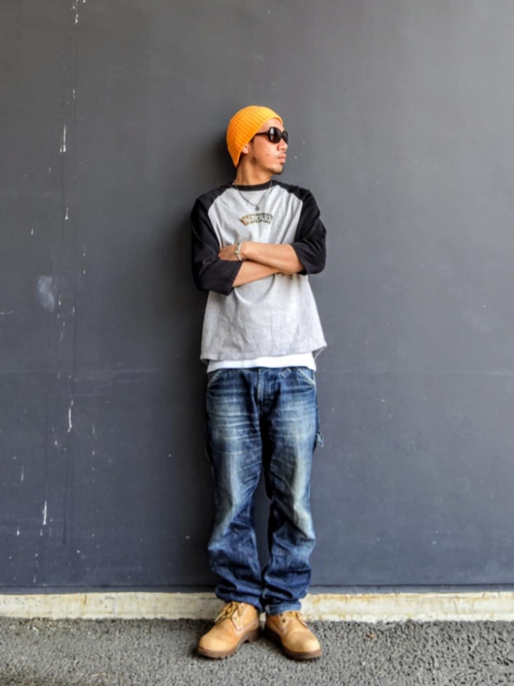 グレー系のTシャツ/カットソー、ホワイト系のタンクトップ、ブルー系のデニムパンツを着用したメンズの春コーディネートの1枚目の写真