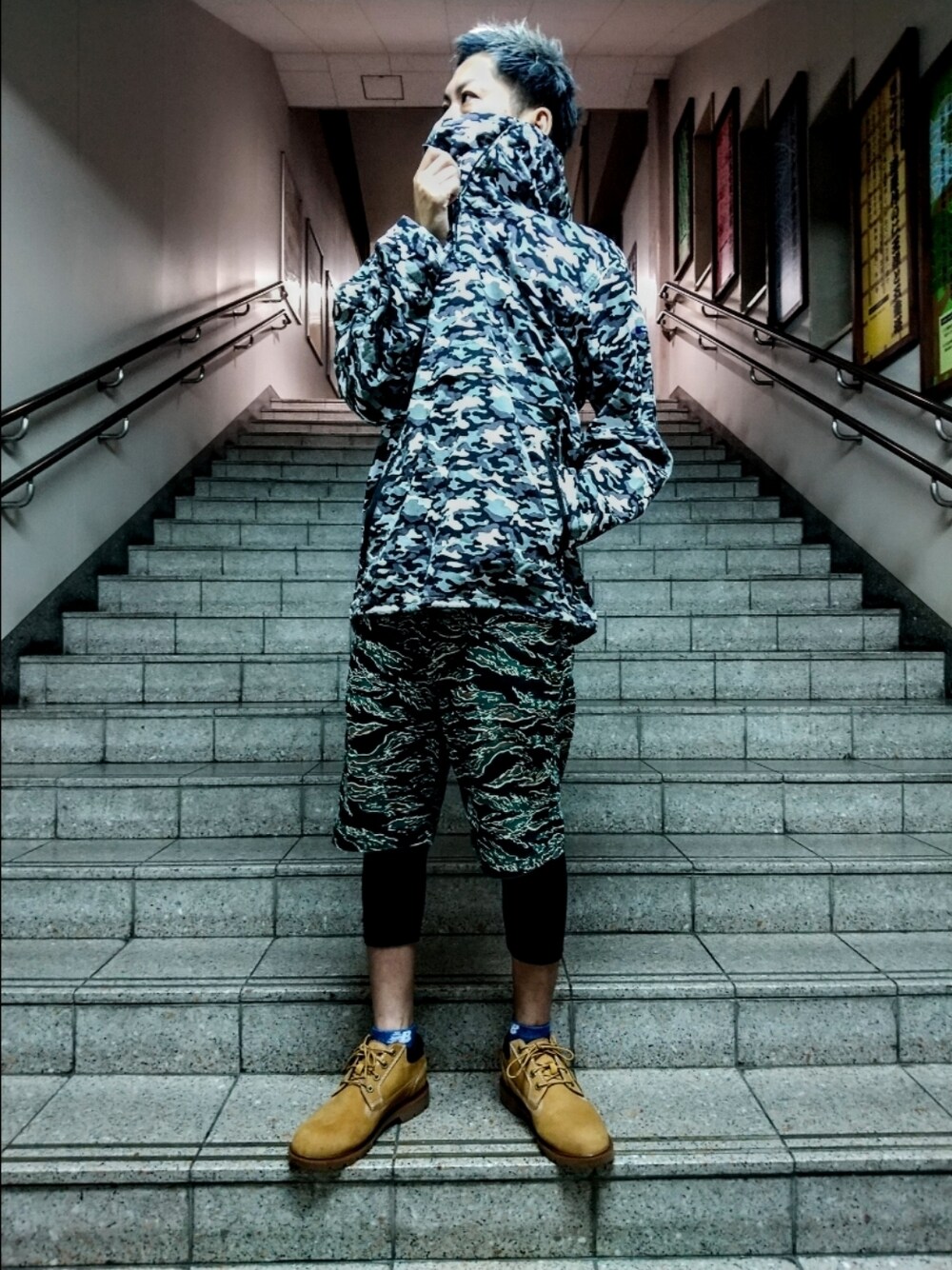 その他のパンツ、イエロー系のブーツ、その他のパーカーを着用したメンズの夏コーディネートの1枚目の写真